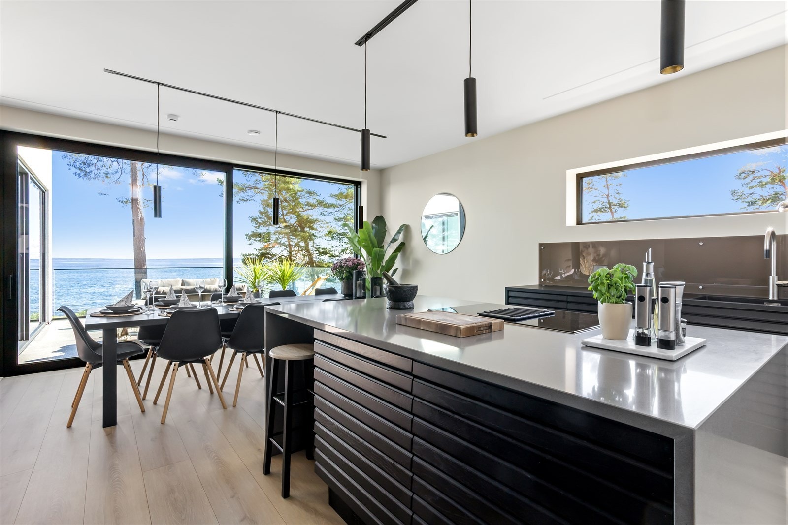 Kjøkkenet med åpen spisestueplass, som også vender ut mot sjøen, imponerer med sin luftighet, gode plass og ikke minst påkostede innredning. Galleribilde