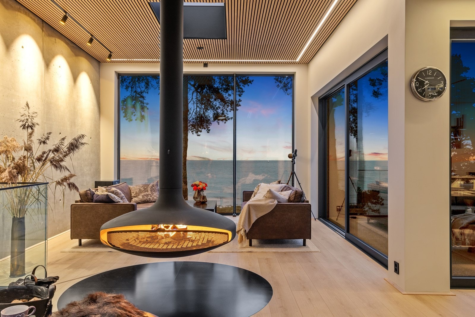 Den moderne hengepeisen, Gyrofocus designpeis, gir god varme og skaper stemning på mørke kvelder. Det banebrytende designet på den fritthengende peisen, designet av Dominique Imbert i 1968, er en prisbelønnet peis med høy hyggeverdi. Galleribilde