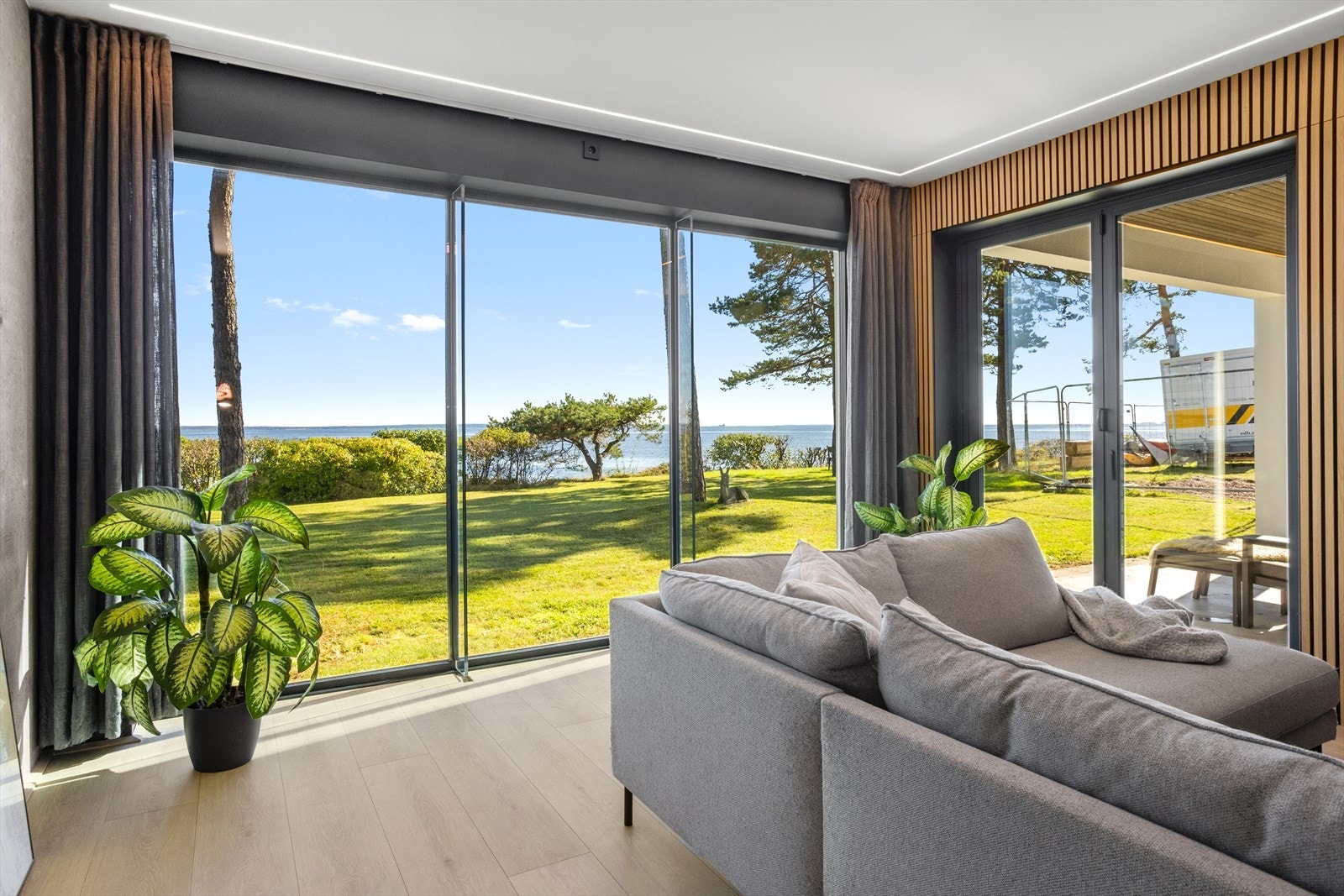 Selv om dette er en sosial bolig, kan man også trekke seg tilbake i stuen i 1. etasje som tilbyr "alenesone". Som ellers i rommene som vender ut mot sjøen, sørger de store og høyreiste vinduene for en hyggelig stemning og vakker utsikt. Galleribilde