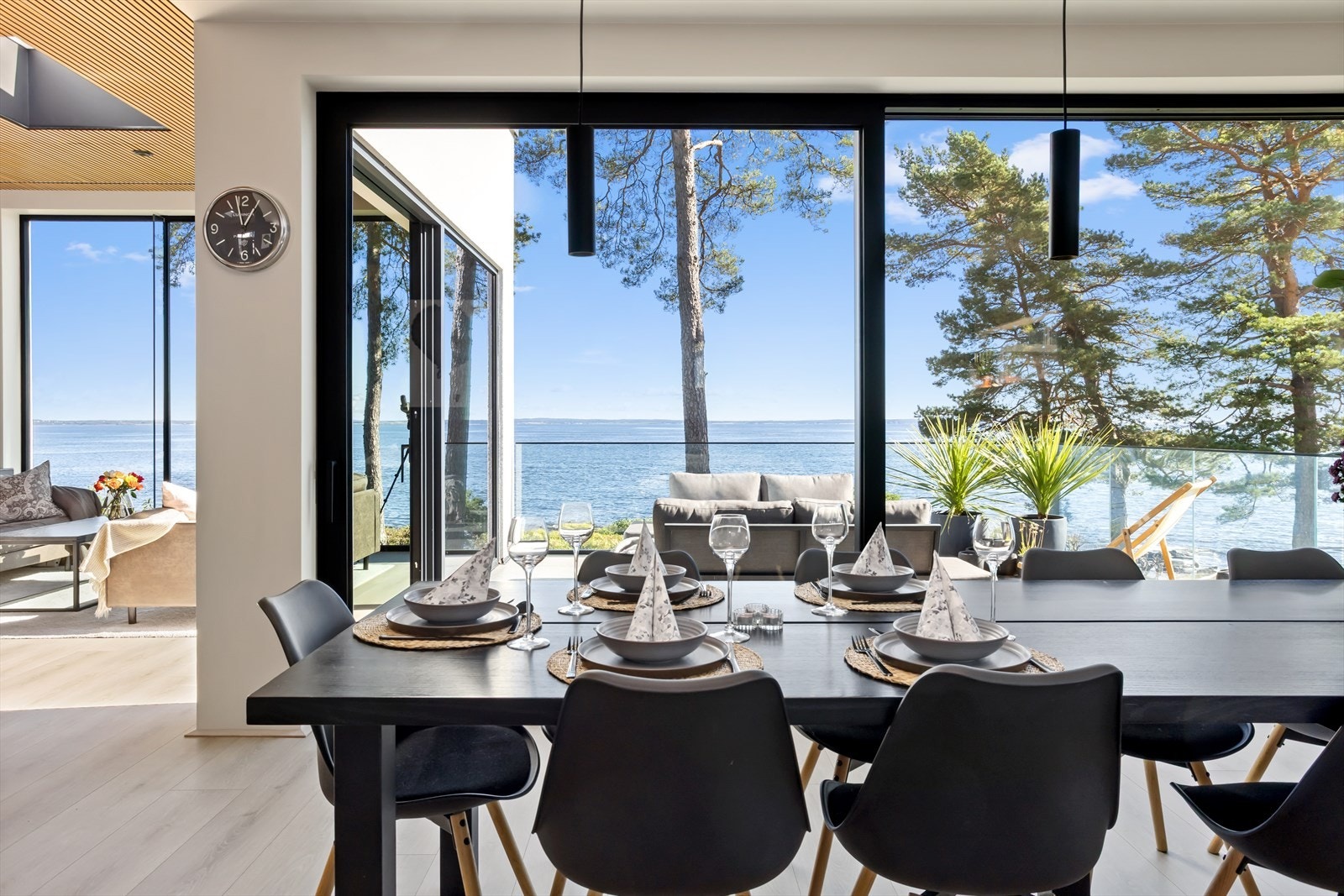 De sosiale sonene i rommet flyter over i hverandre og med takterrassen på den ene siden, er etasjen som skapt for sosiale sammenkomster. Galleribilde