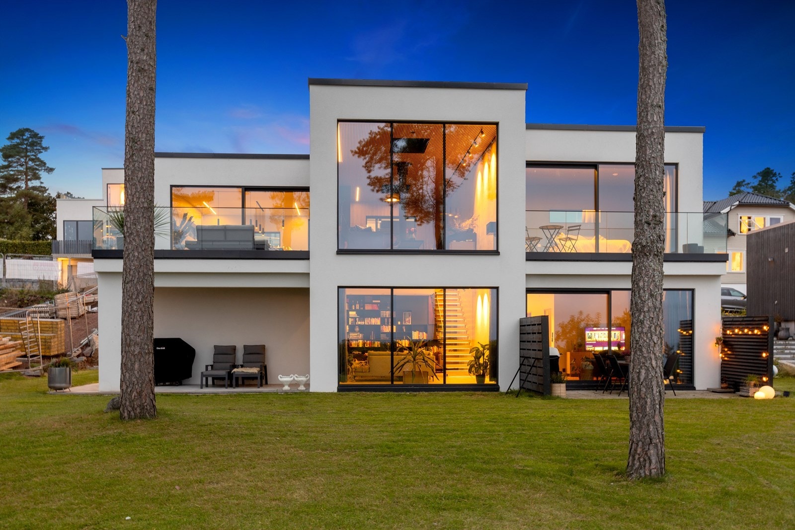 Husets plassering gjør at man får et åpent og koselig hageanlegg med gressplen og deilige uteplasser ut mot sjøen, nærmest helt skjermet fra Båtsmannsveien. Galleribilde