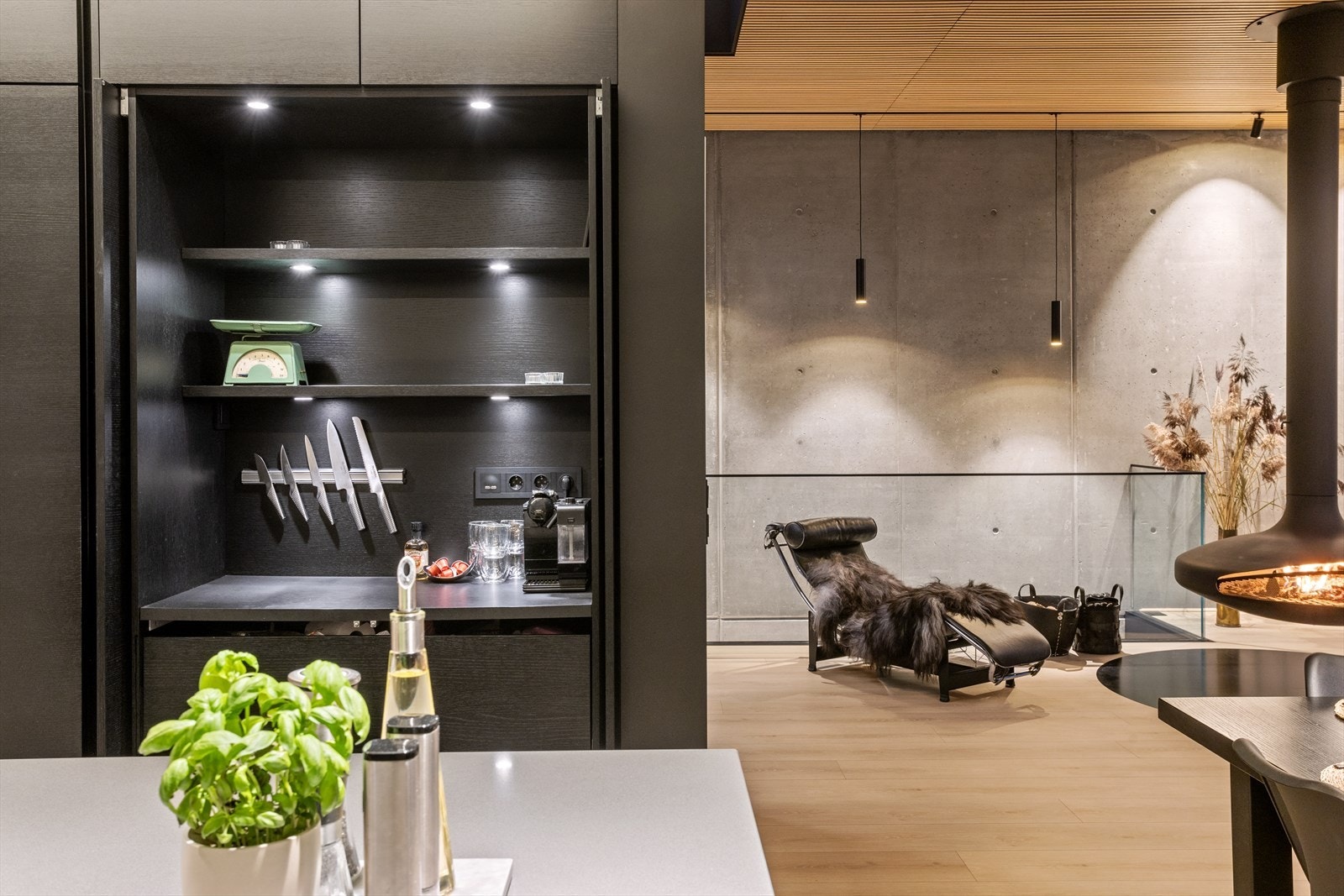 Legg også merke til den flotte løsningen ved høyskapet i rommet, her er det innslag av "pocket doors" - dørene kan skjules i kjøkkenskroget! Dette overskapet er blant annet et perfekt sted å oppbevare småelektisk utstyr! Galleribilde