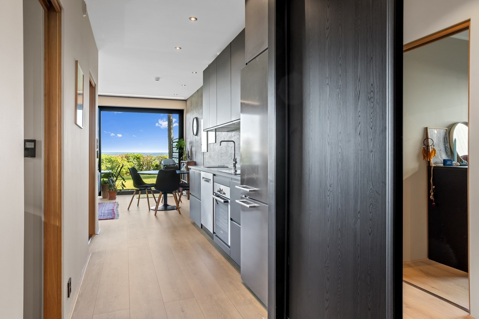 Mange av de eksklusive detaljene fra hovedelen er videreført, med blant annet vannbåren gulvvarme i alle rom, solide eikedører, innslag av eksponert råbetong på vegger og utstrakt bruk av integrerte downligthts samt innfreste Led striper i himlinger. Galleribilde