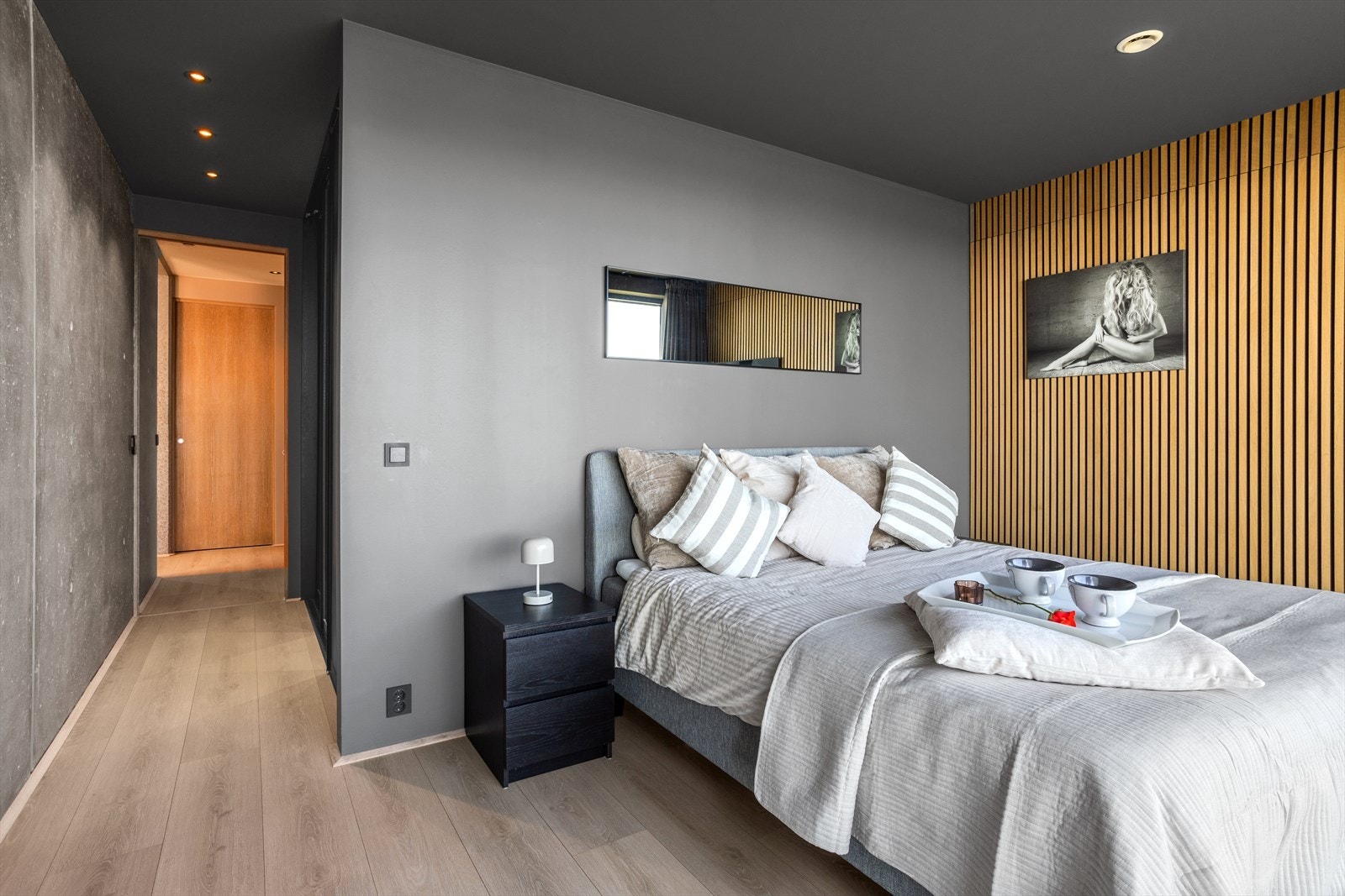 Rommet blir nærmest som en imponerende suite med sin gode plass og suveren garderobeplass. Galleribilde