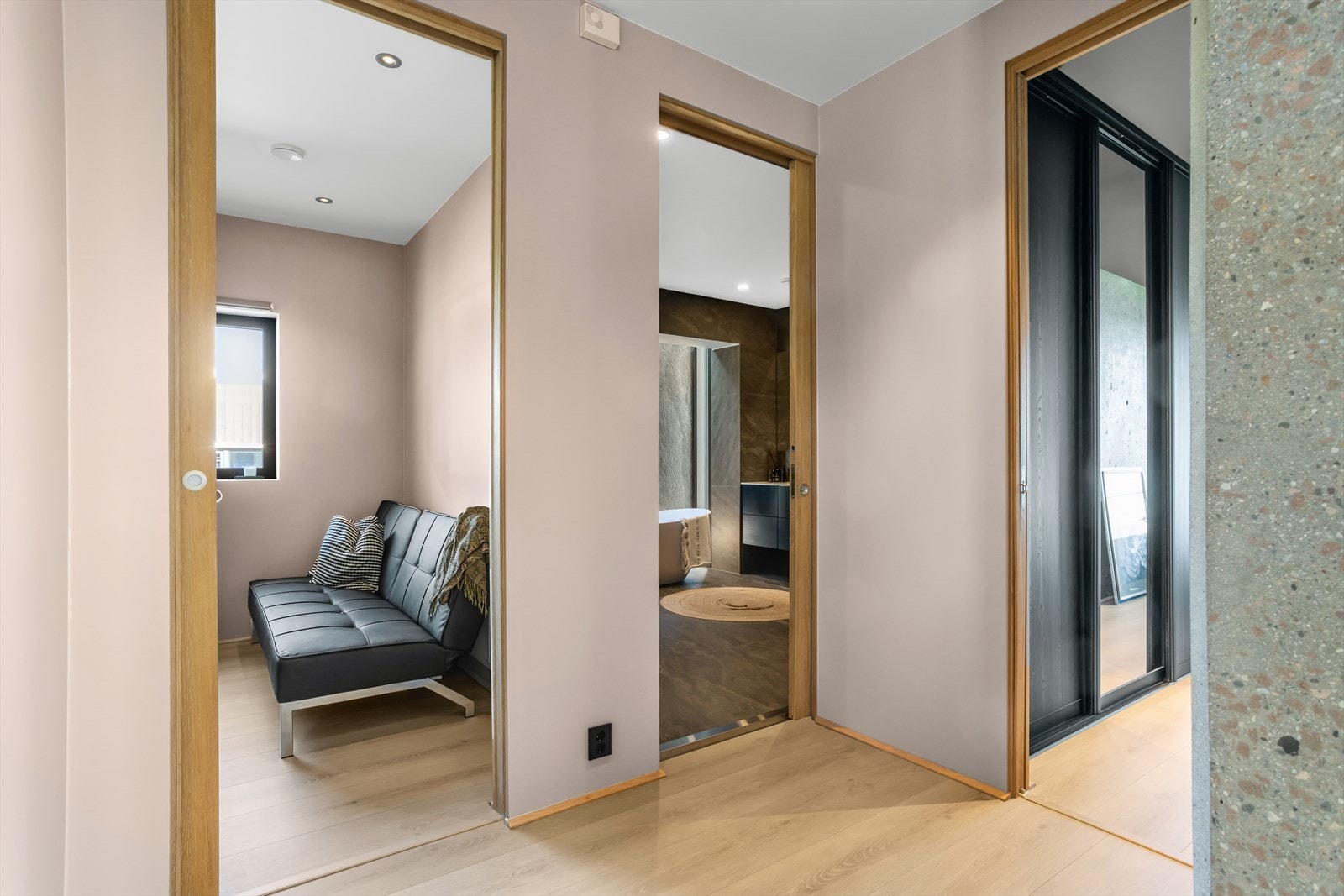 I 1. etasje finner man hjemmets øvrige tre soverom, samlet vegg-i-vegg med hverandre - alle med inngang fra sove-/baderomsgang og med vinduer mot syd. Baderommet ligger praktisk plassert, rett ut for alle rommene. Galleribilde