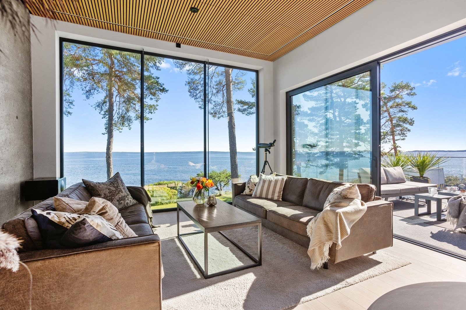 Rekken av høyreiste vinduer ut mot sjøen gir sammen med takhøyden en helt spesiell følelse! Vinduene gir også flott lysinnfall hele dagen. Til høyre for den høyreiste vindusrekken mot sjøen, leder skyvedør ut til takterrassen. Galleribilde