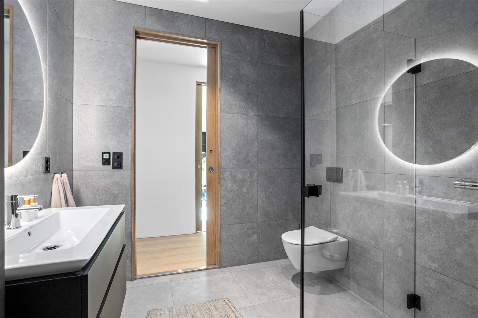 I dusjsonen er gulvet noe nedsenket og gulvet er flislagt med fliser av mindre dimensjon enn øvrige gulvfliser. Veggmontert toalett med skjult sisterne gir enklere renhold og et mer moderne uttrykk. Galleribilde