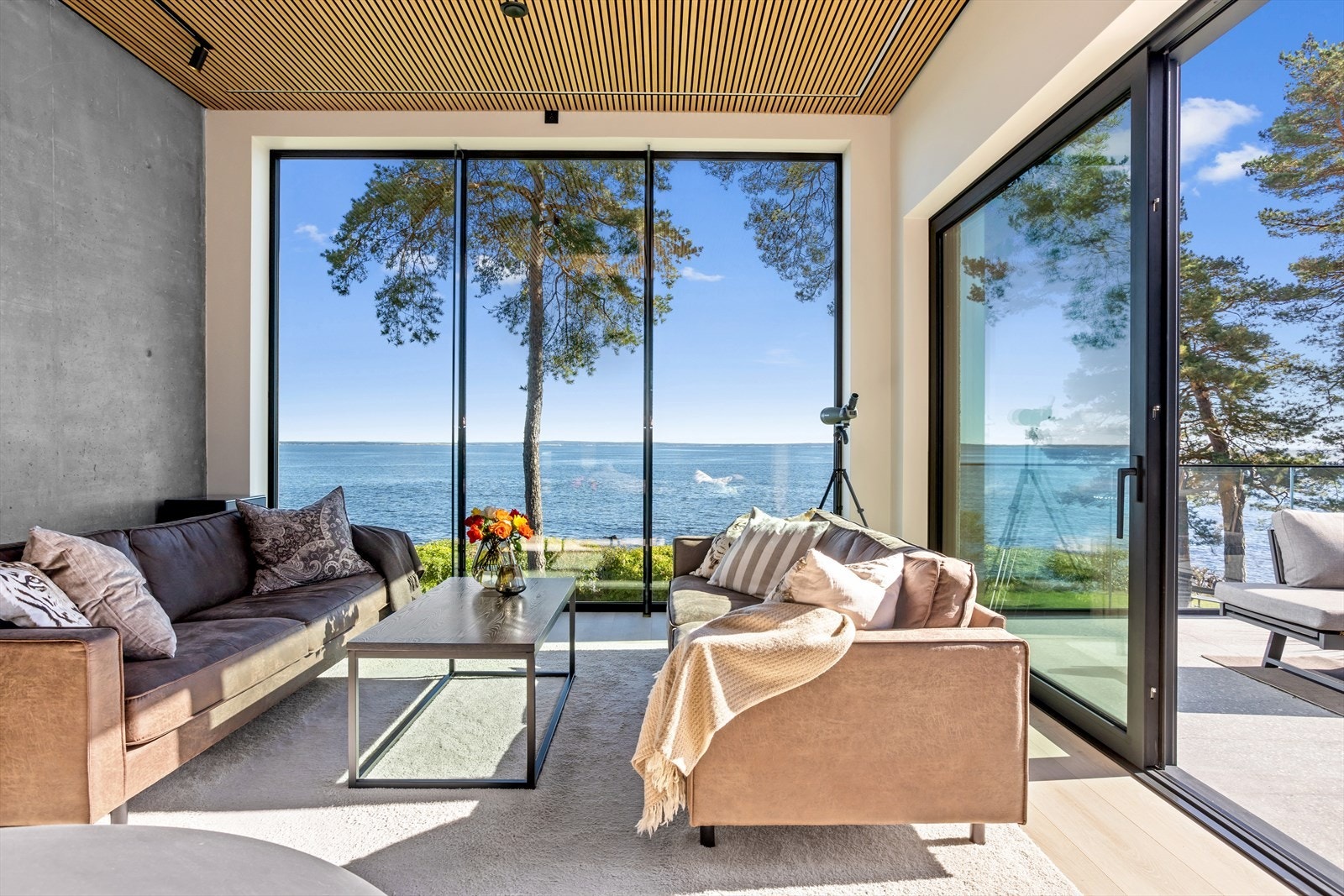 Du har frihet til å arrangere møbler på mange forskjellige måter. Du kan innrede med sofaer, loungemøbler og andre stuemøbler uten å føle at rommet blir overfylt. Galleribilde