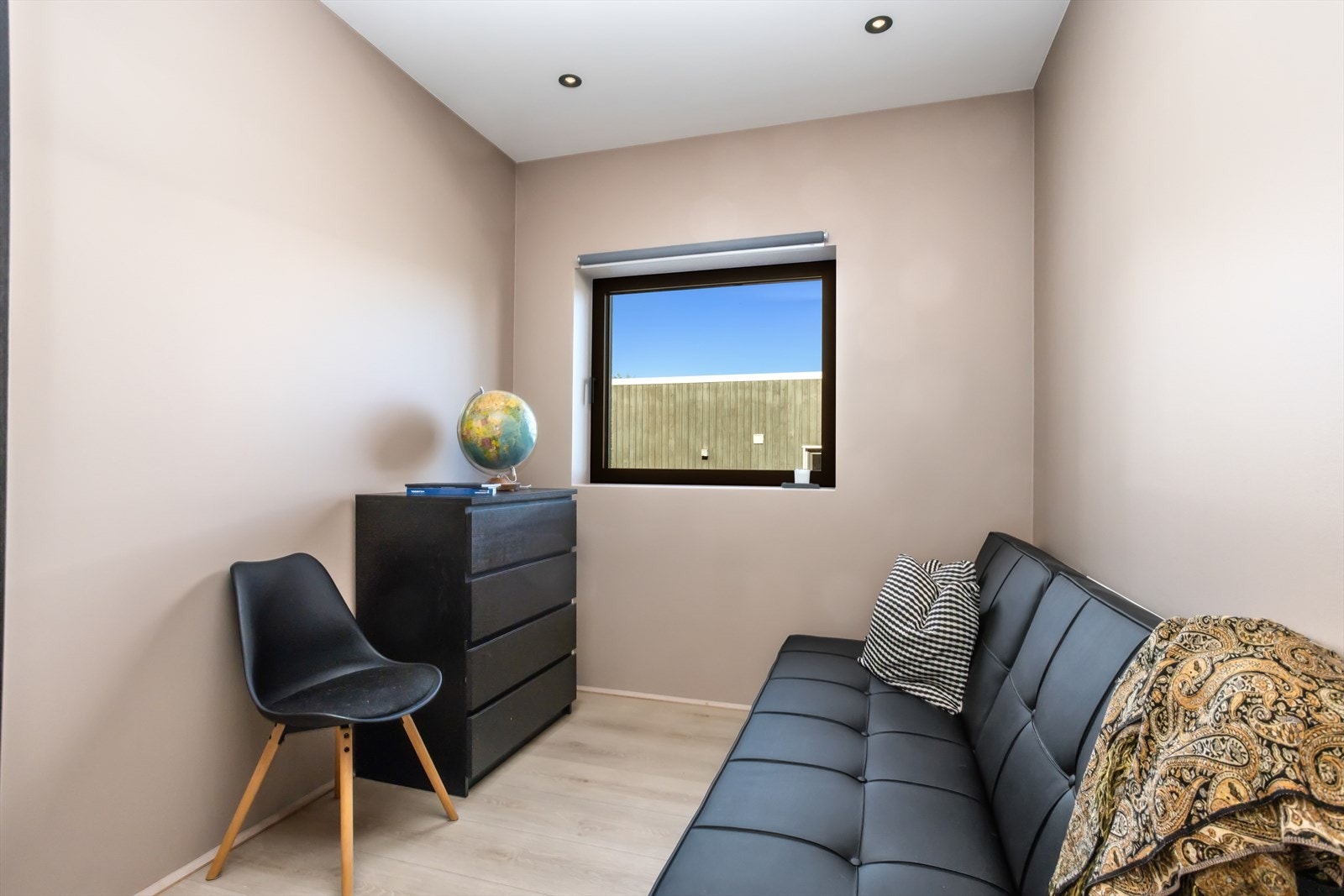 Det andre soverommet i hovedetasjen byr på fleksibel bruk. Rommet kan likegodt benyttes som kontor som et ekstra soveværelse. Det er avsatt plass til garderobeskap dersom man ønsker å sette inn dette. Galleribilde