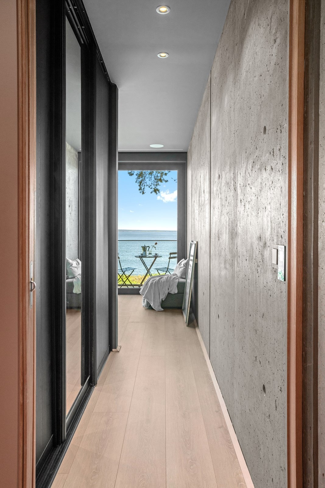 Diskre plassert i hovedsoverommet, ved gangpassasjen, er det 3-dørs takhøy skyvedørsgarderobe med massevis av oppbevaringsplass i integrerte skuffer, hyller og hengeanordninger. Galleribilde