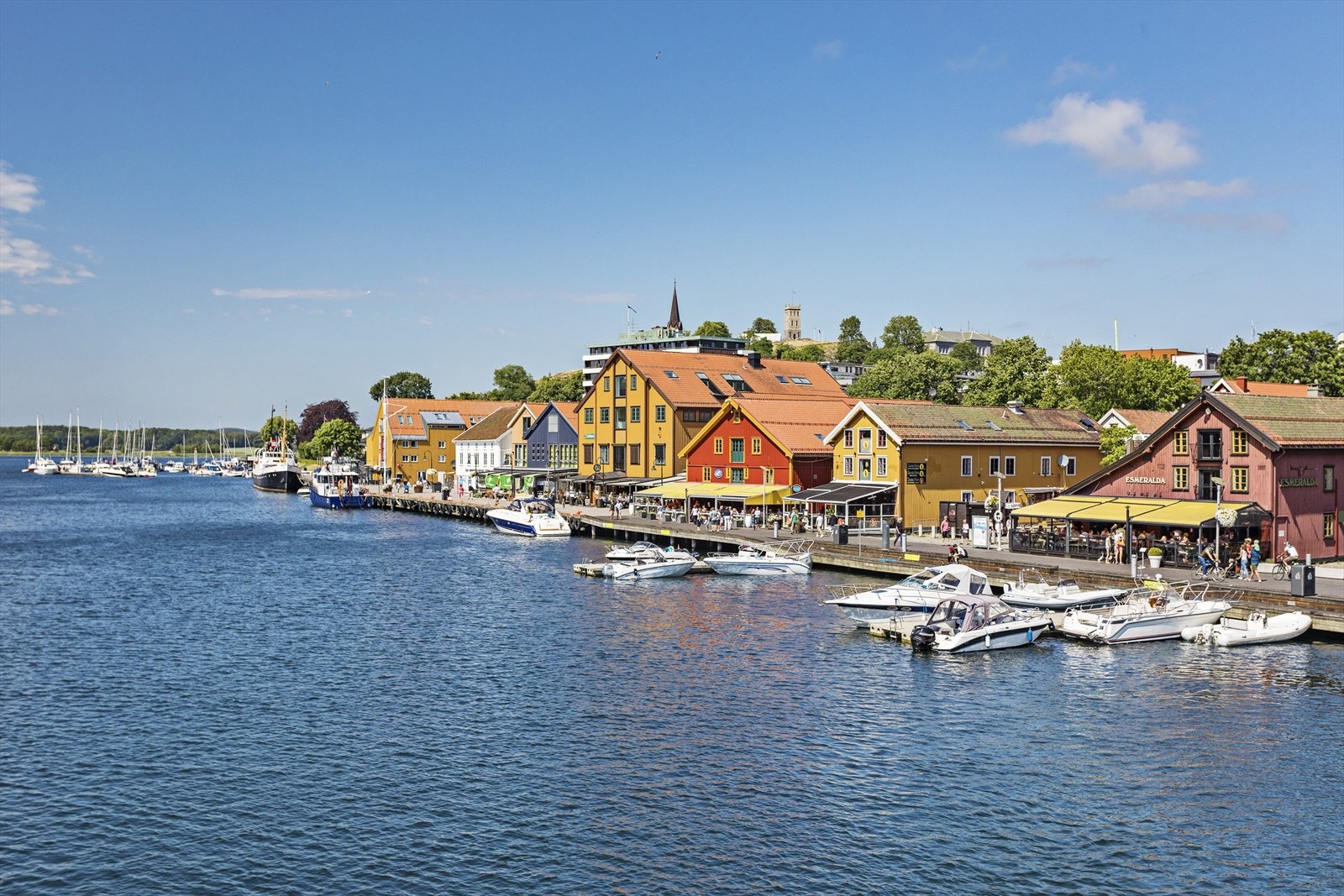 Tønsberg er kjent for sitt yrende folkeliv, sine koselige butikker, sitt flotte bryggeanlegg med restauranter, kafeer og barer samt Slottsfjellet med sine festivaler, kulturminner, flotte turområder og fantastiske utsikt! Galleribilde