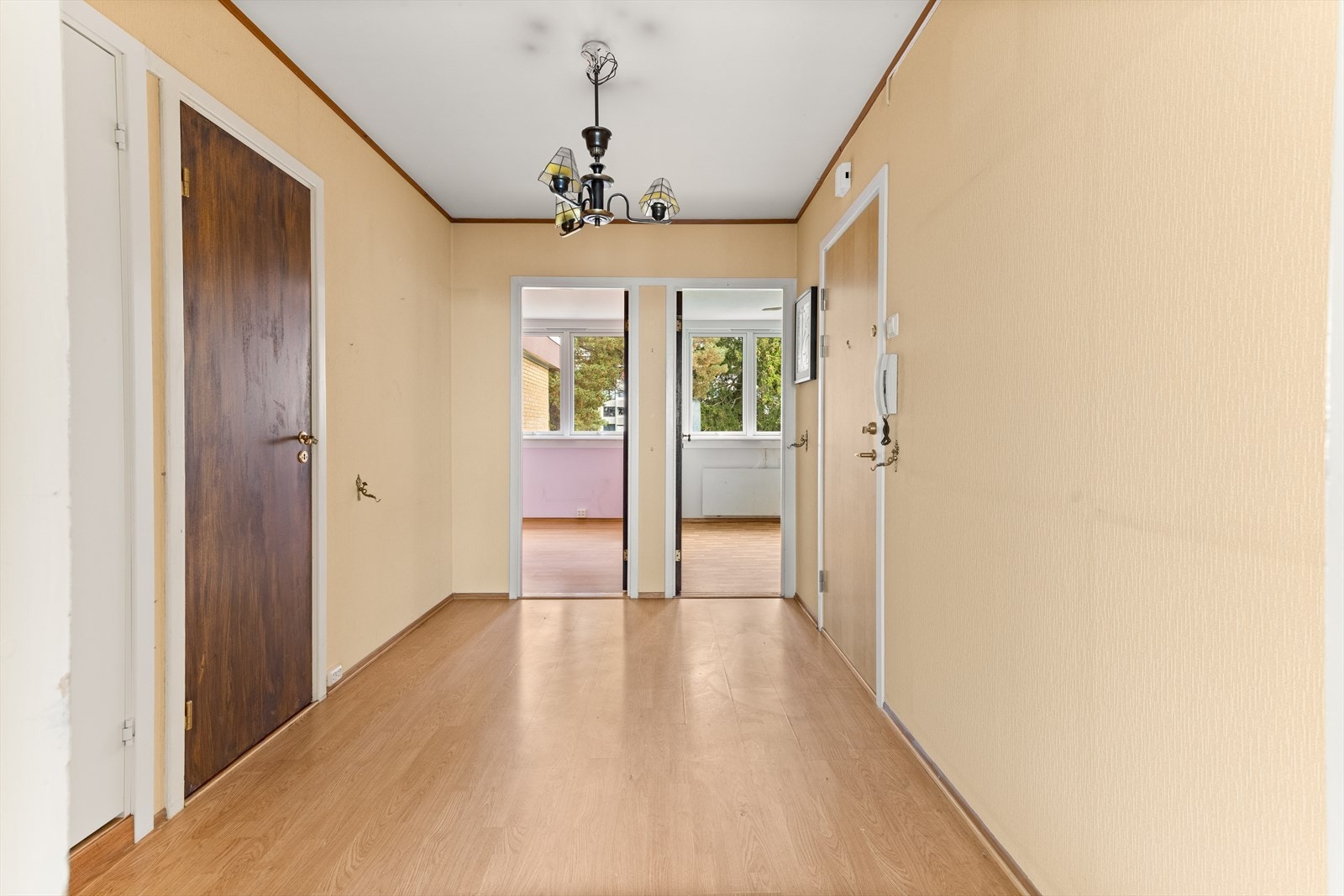 Fra entréen er det tilgang til begge soverommene, stue, toalettrom, bad og den innvendige boden. Galleribilde