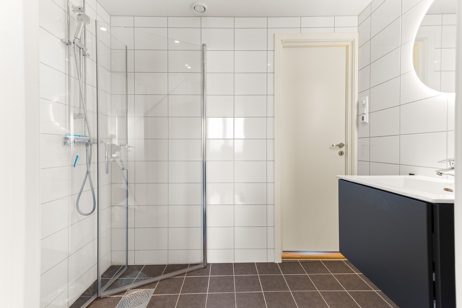 Hele rommet ble fliselagt, med varme i gulvet og downlights i himling. Galleribilde