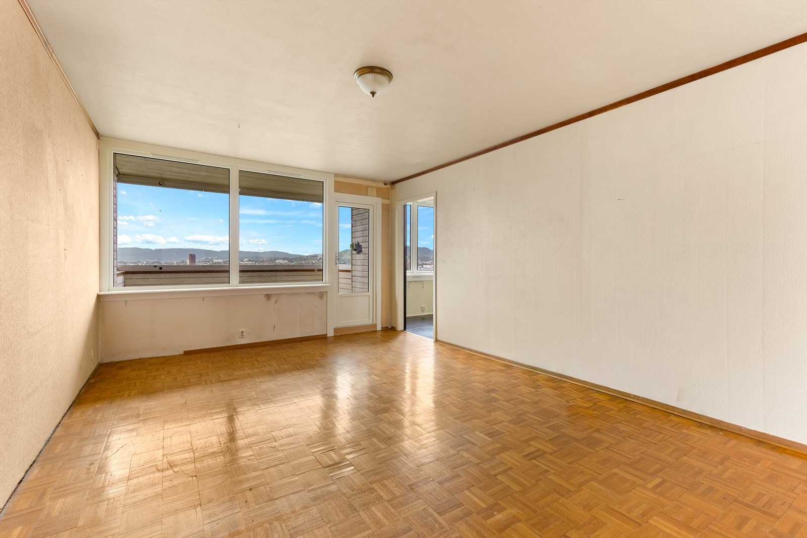 Velkommen til en innholdsrik 3-roms med sentral, men rolig beliggenhet på Tveita - Erlends vei 10 presenteres av Bjørnar Hagerup Nilssen v/Nordvik. Galleribilde