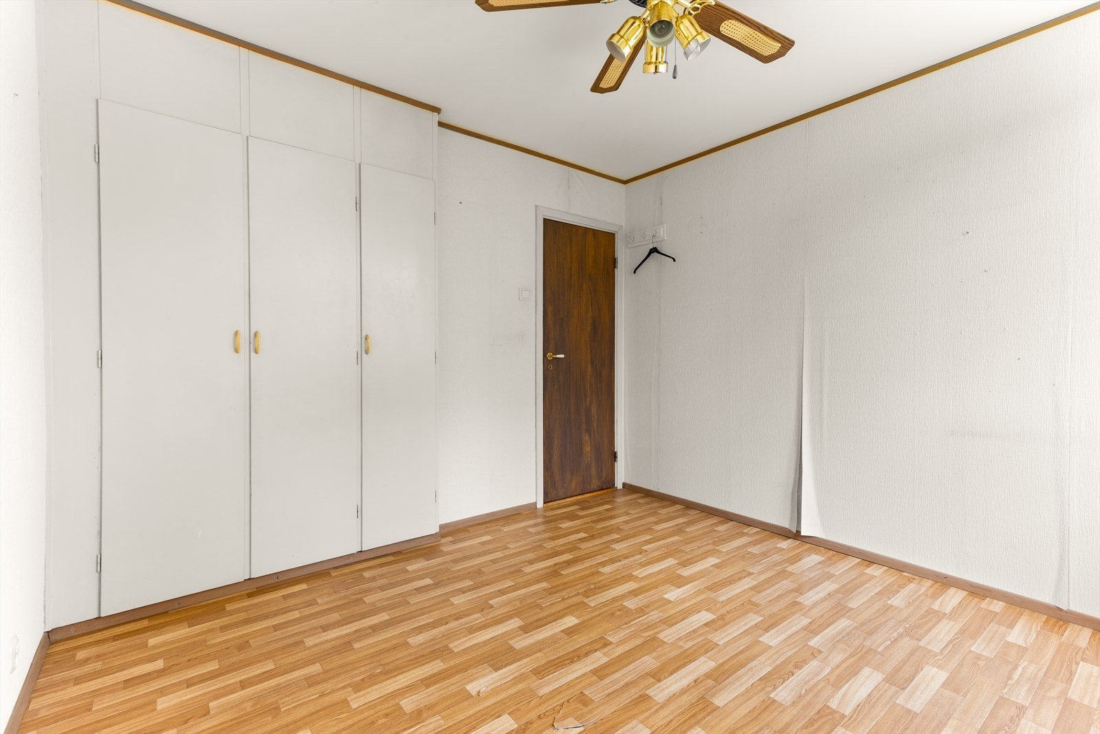 Det originale garderobeskap står igjen da det er innebygd. Galleribilde