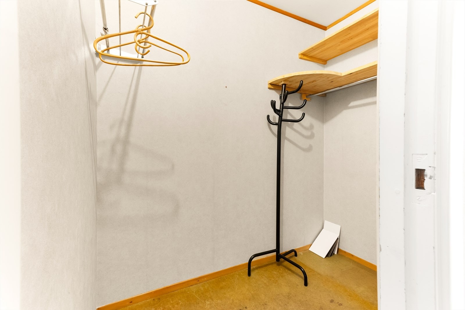 Praktisk innvendig bod med hyller og god oppbevaringsmuligheter. Galleribilde