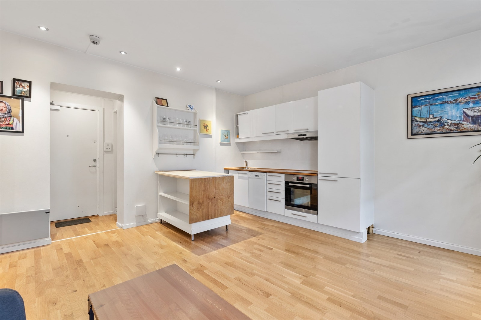 Kjøkkeninnredningen er stilfullt med glatte fronter og heltre benkeplate med nedfelt vaskekum. Galleribilde