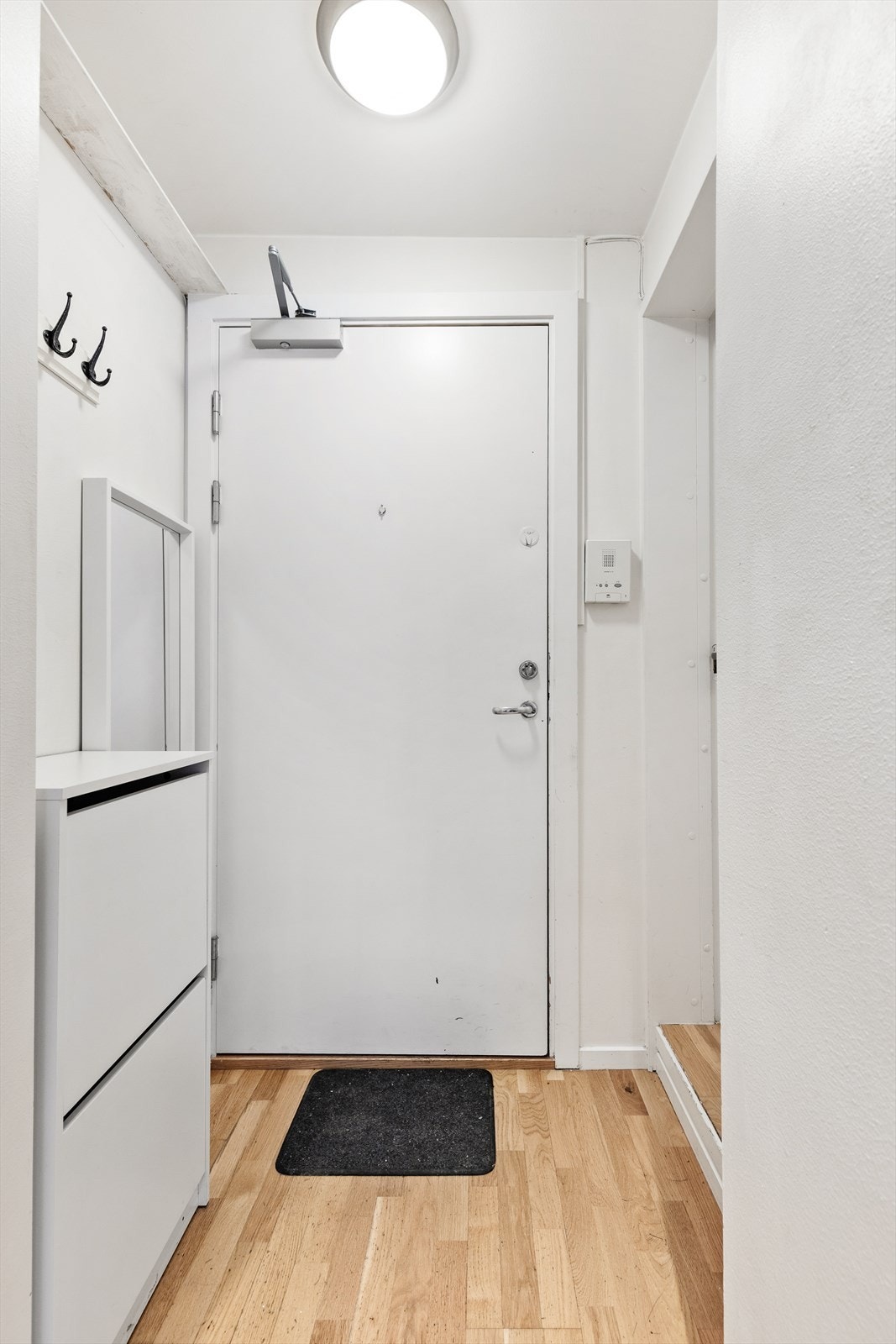 Velkommen inn! Entréen er av god størrelse med plass til å henge fra seg jakker og sko. Her får du et umiddelbart godt førsteinntrykk. Galleribilde