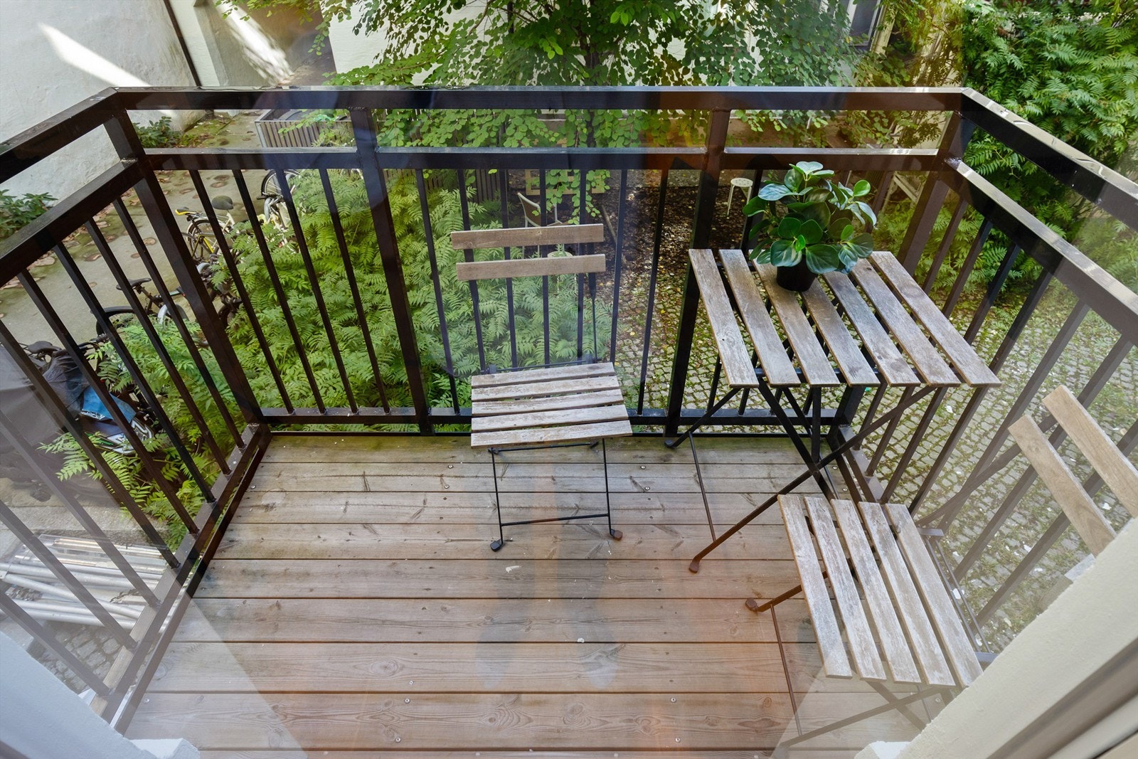 Med et cafe-sett kan man nyte morgenkaffen eller middagen ute de dagene været tillater det. Galleribilde