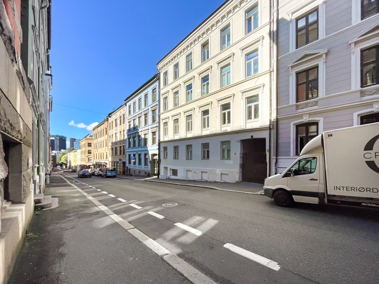 Her bor du midt blant pene bygårder og sjarmerende gater, med nærhet til alt du har behov for i hverdagen. Galleribilde