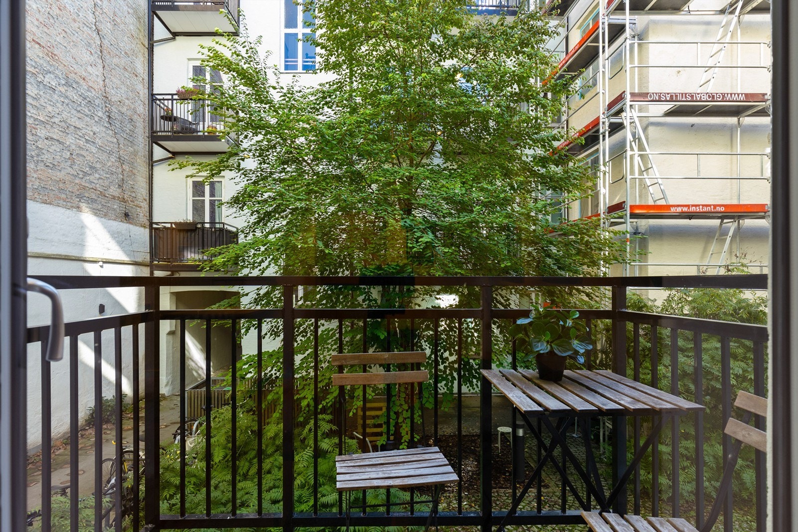 Balkongen er av god størrelse og vender ut mot bakgården. Her kan du nyte årets varmere dager i eget hjem. Galleribilde