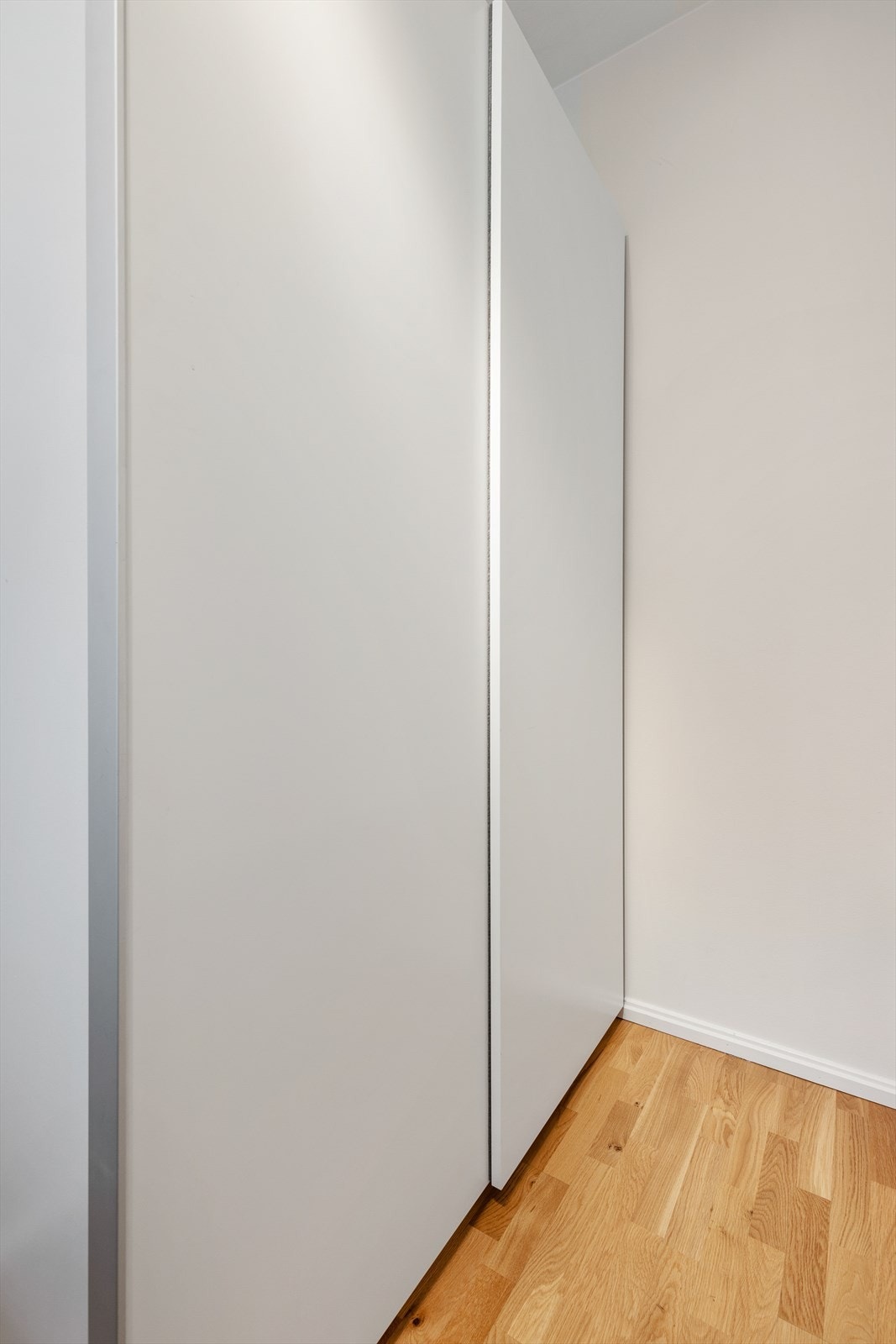 Det er rikelig med oppbevaringsplass i en romslig skyvedørsgarderobe. Galleribilde