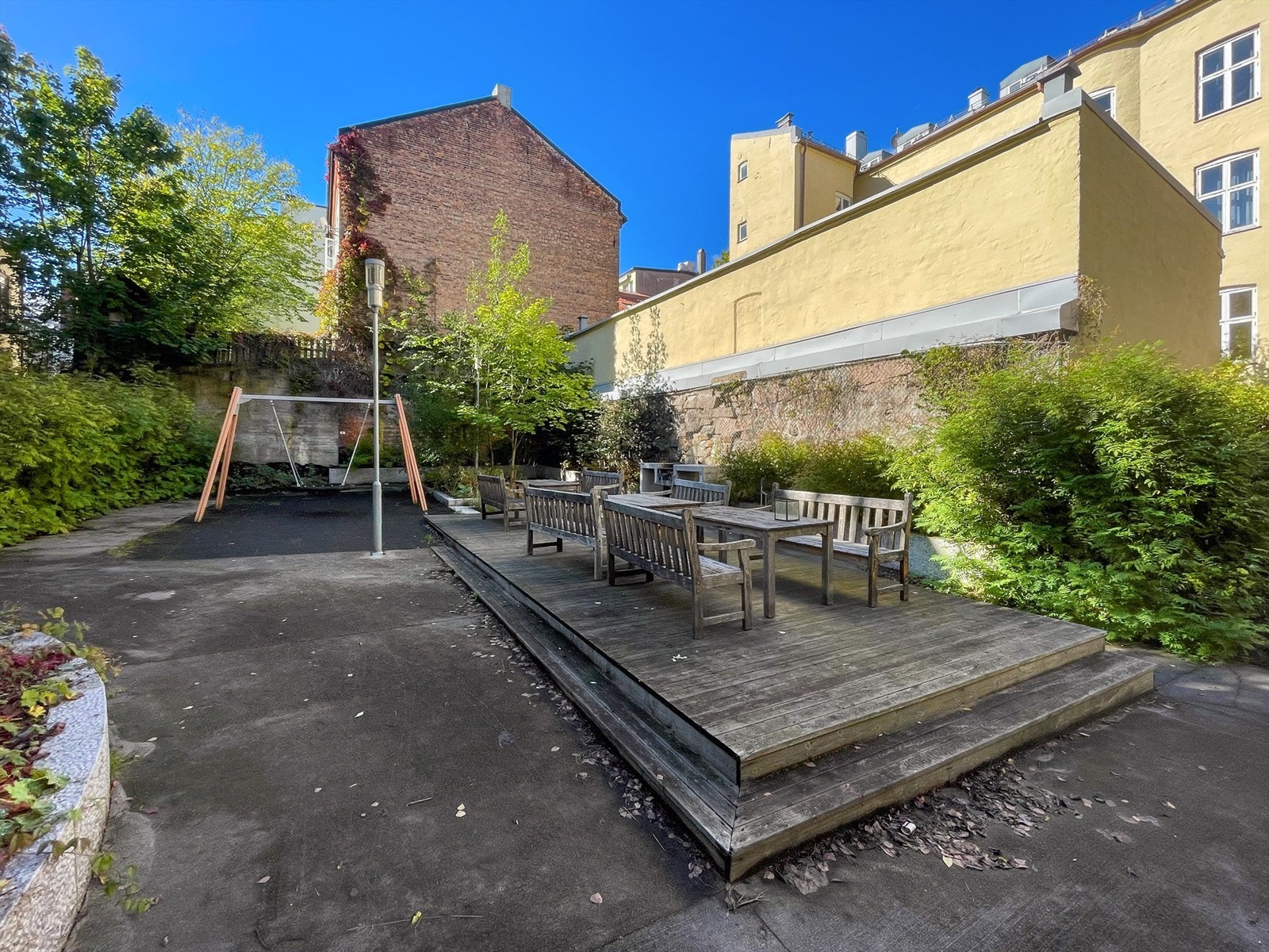 Området er pent opparbeidet med platting, sitteplasser og huskestativ- perfekt for å nyte årets varmere dager ute. Galleribilde