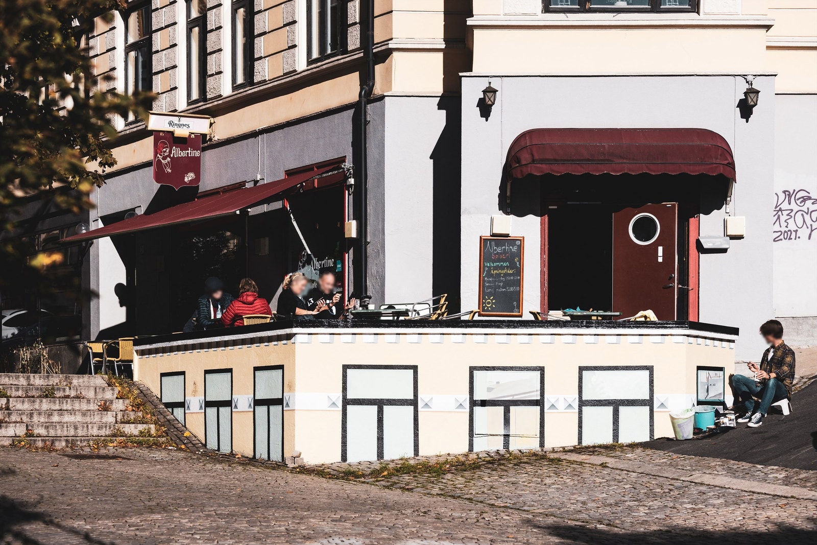 Albertine spiseri er en populær restaurant i området. Her får du mange forskjellige smakfulle Tyrkiske og Greske småretter med hjemmestekt pitabrød. Galleribilde