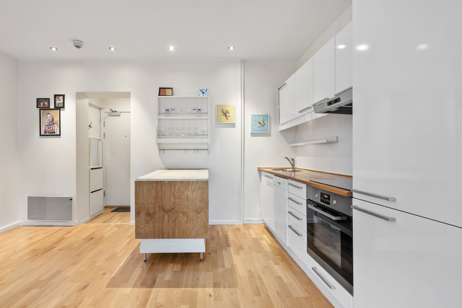 Det er rikelig med oppbevaringsplass i skuffer og skap, og den store benkeplaten gjør det enkelt å tilberede gode måltider og samtidig holde gjestene med selskap. Galleribilde