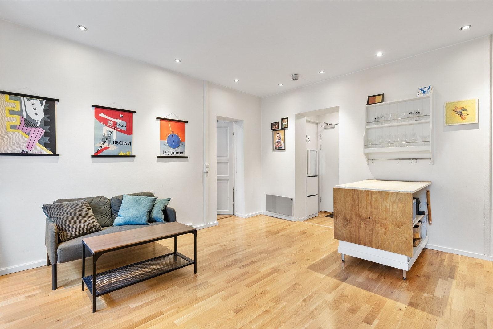 Stuen er lys og innbydende med plass til sofa, salongbord og en TV-seksjon om ønskelig. Galleribilde