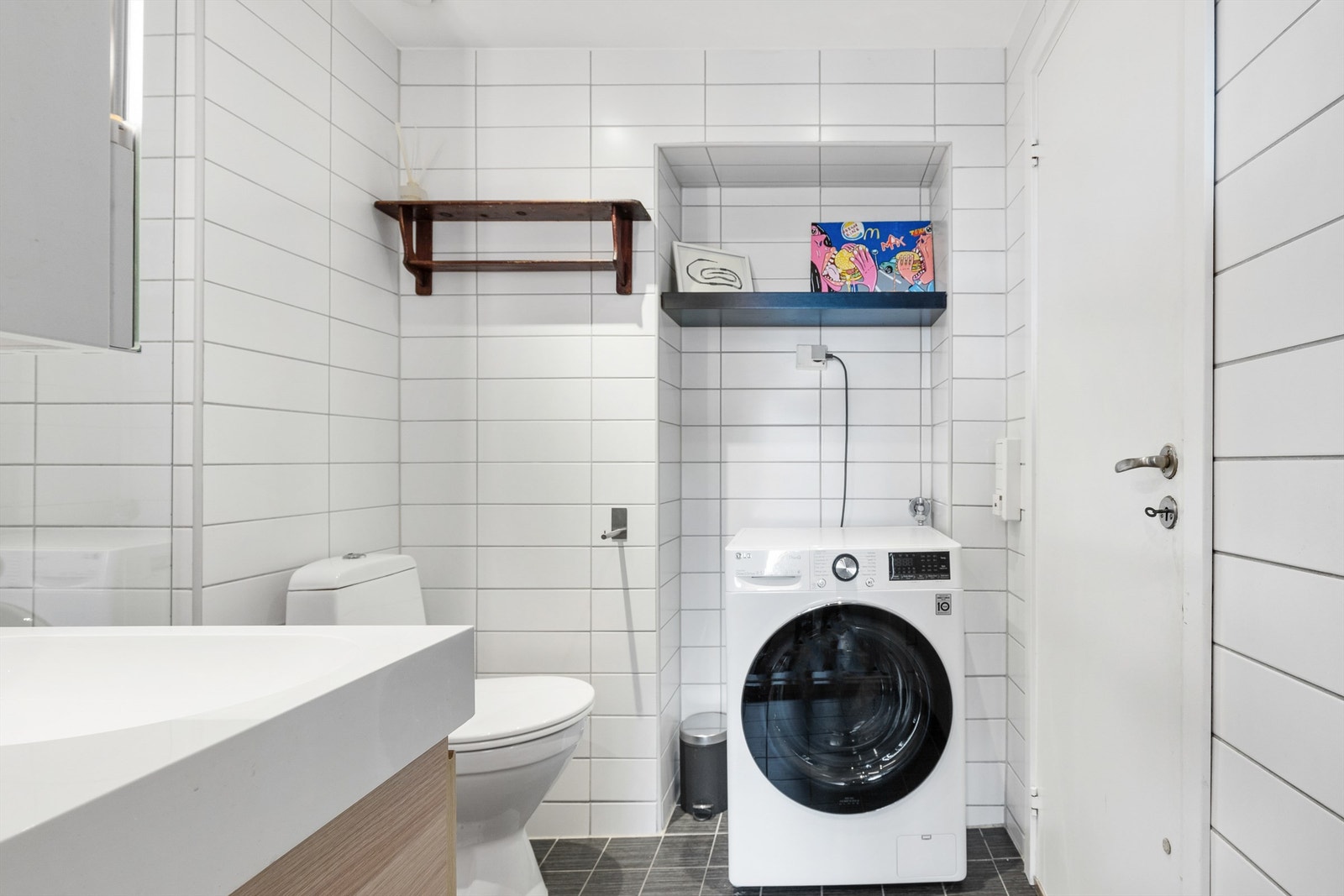 Boligens bad er pent flislagt på gulv og vegger. Galleribilde