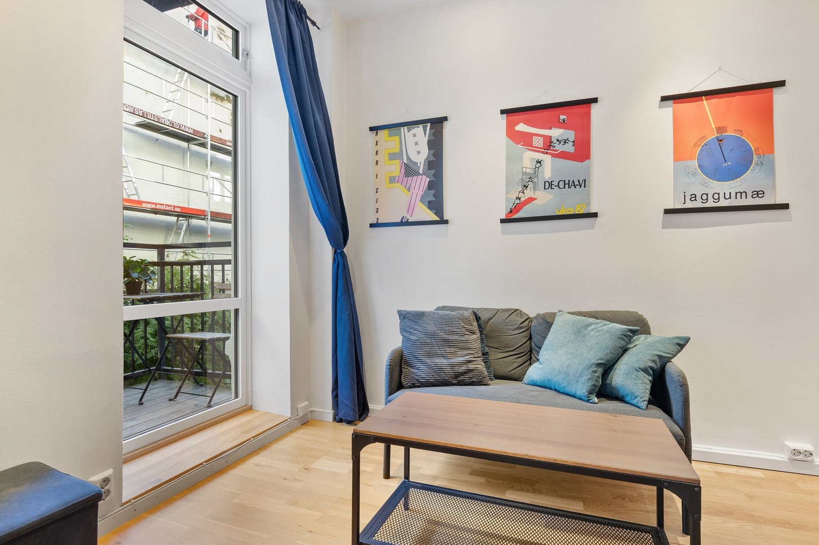 Det er store vindusflater som slipper inn rikelig med dagslys. Her er det utgang til leilighetens sjarmerende balkong. Galleribilde