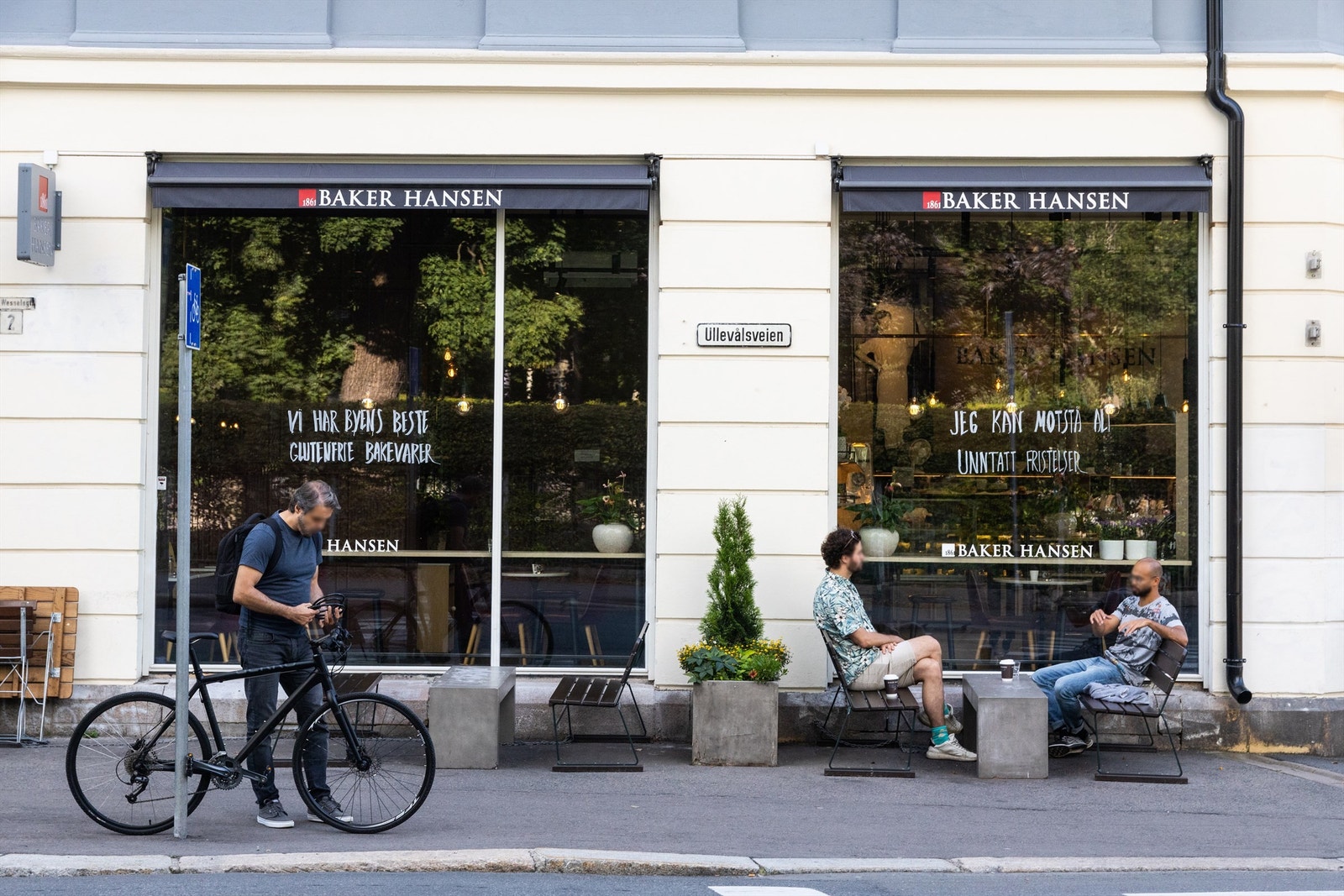 Området byr på et bredt utvalg av forretninger, caféer og restauranter. Blant annet Baker Hansen i Ullevålsveien. Galleribilde