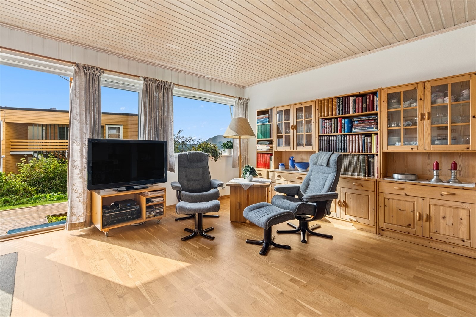 Fra stua er det utgang til sydvendt terrasse Galleribilde