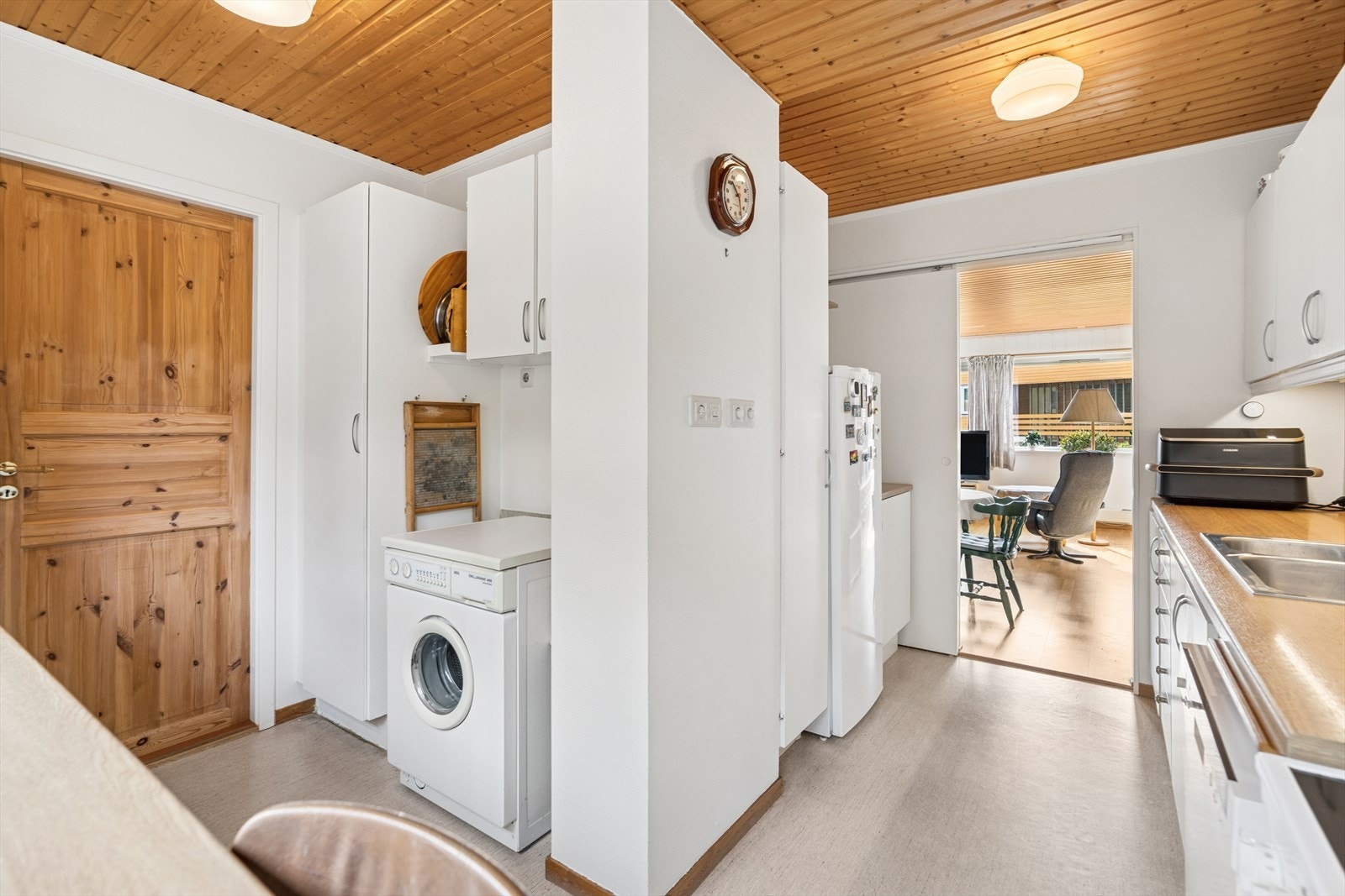 Kjøkken med plass til vaskemaskin Galleribilde