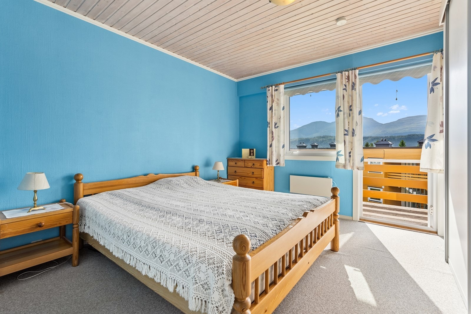 Hovedsoverom med utgang til veranda Galleribilde