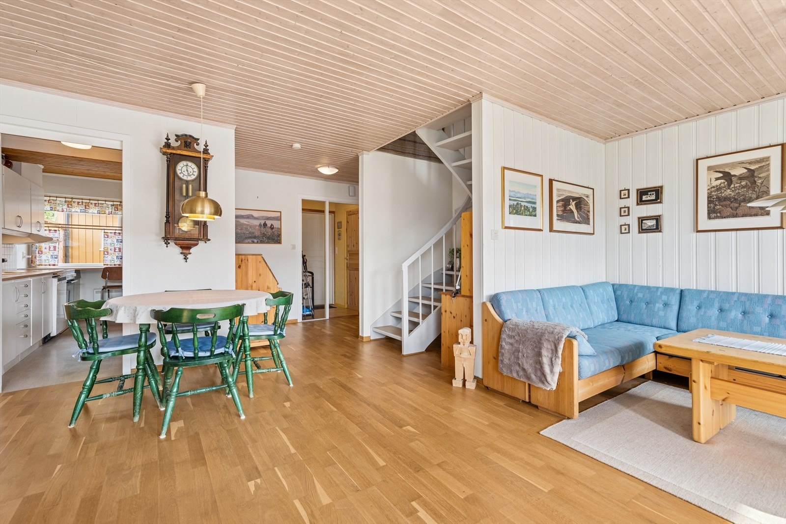 Romslig stue med plass til flere sittegrupper Galleribilde