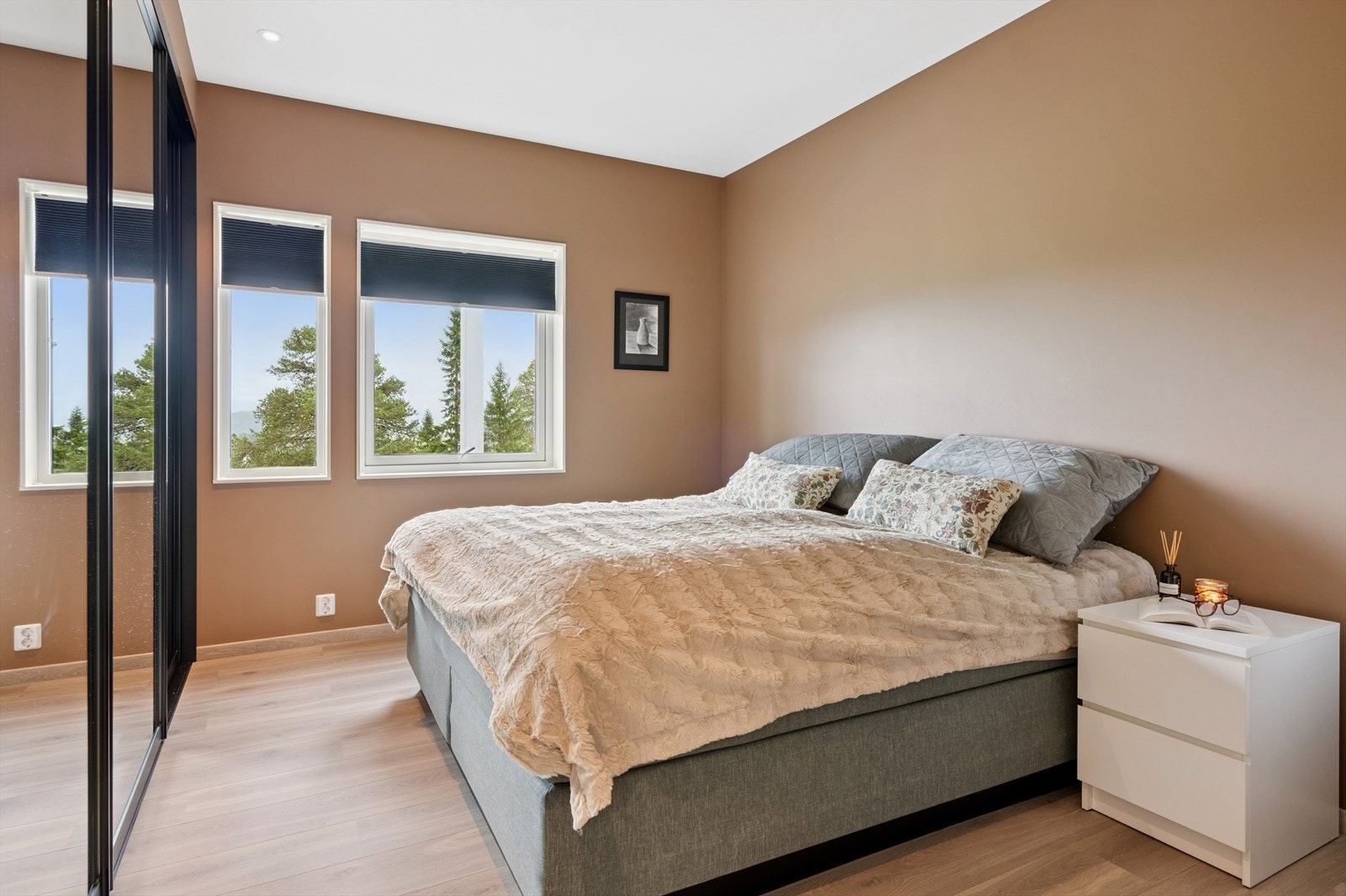 Begge soverommene har lystette plisségardiner. Galleribilde