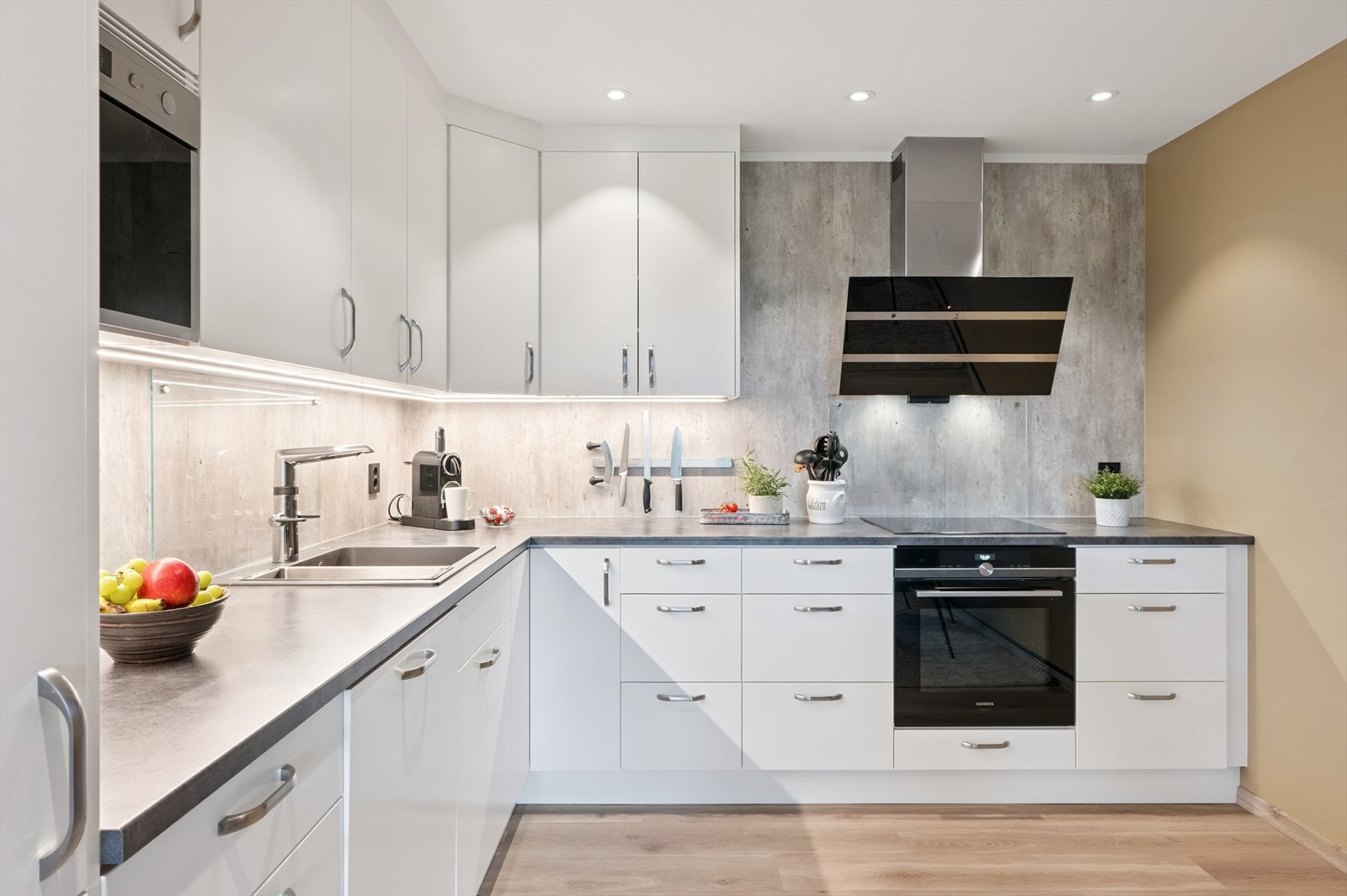 Kjøkkeninnredning med integrerte hvitevarer. Takhøye skap og skuffer gir god og oversiktlig plass for oppbevaring. Galleribilde