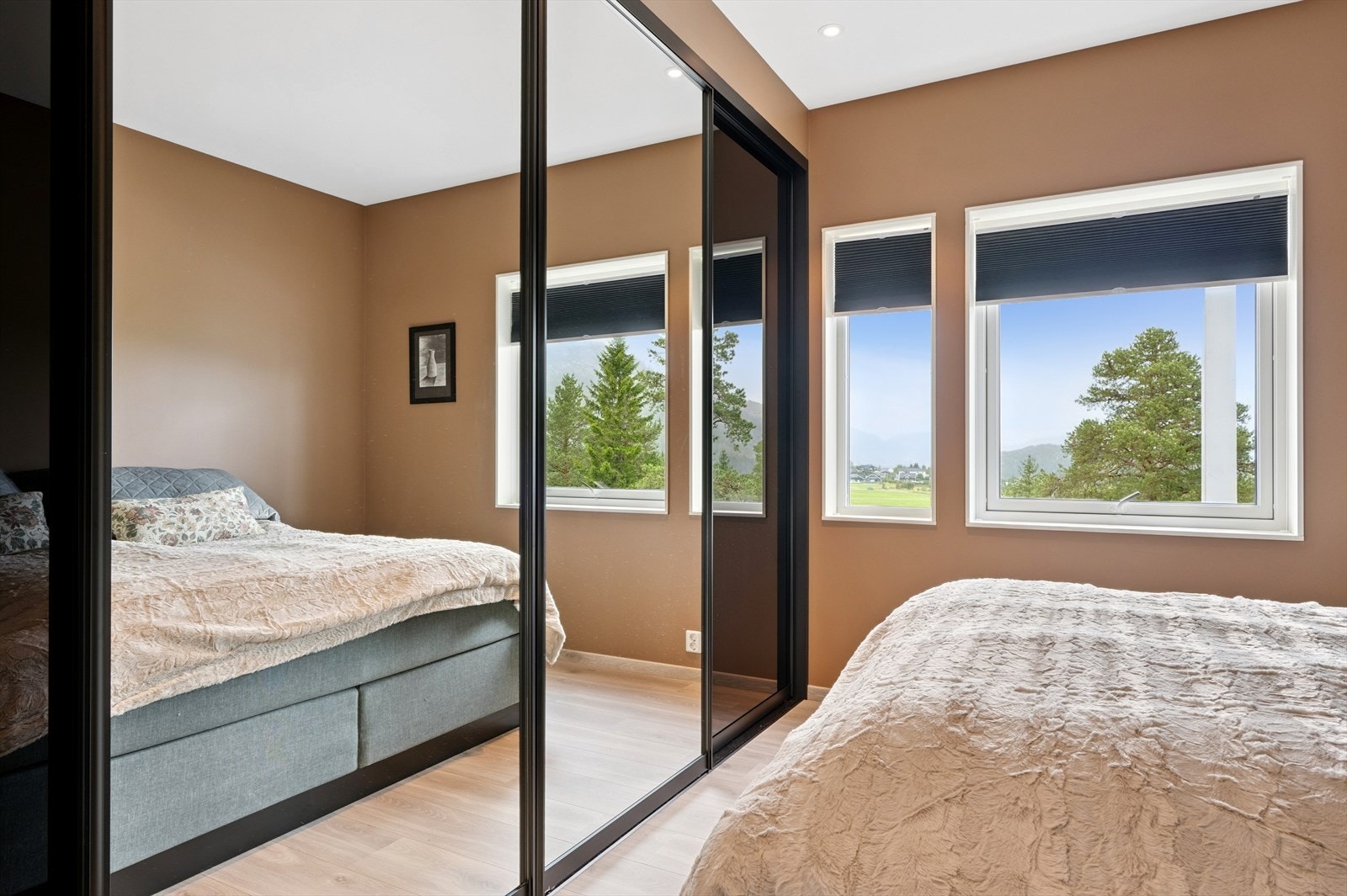 Det største soverommet er ca 13 m2. Praktisk og flott skyvedørsgarderobe. Galleribilde