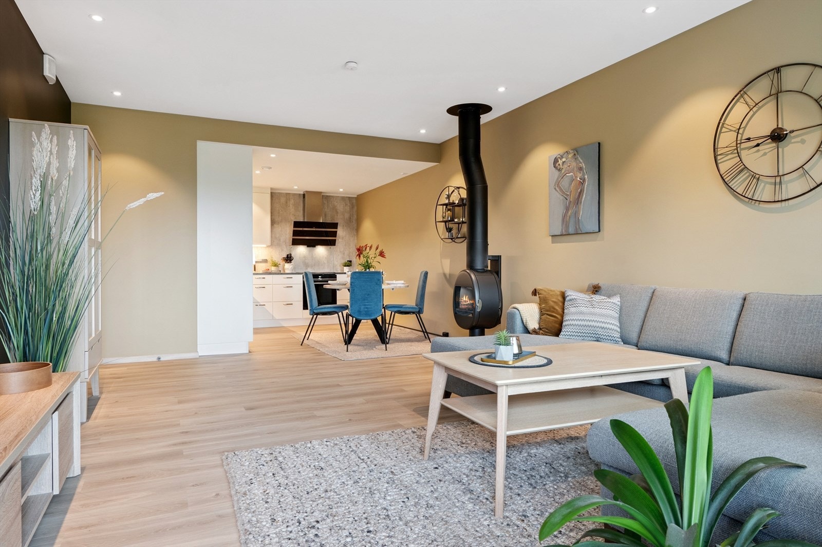 Den inneholder: Stue/kjøkken, gang, 2 soverom, bad/vaskerom, bod. Galleribilde