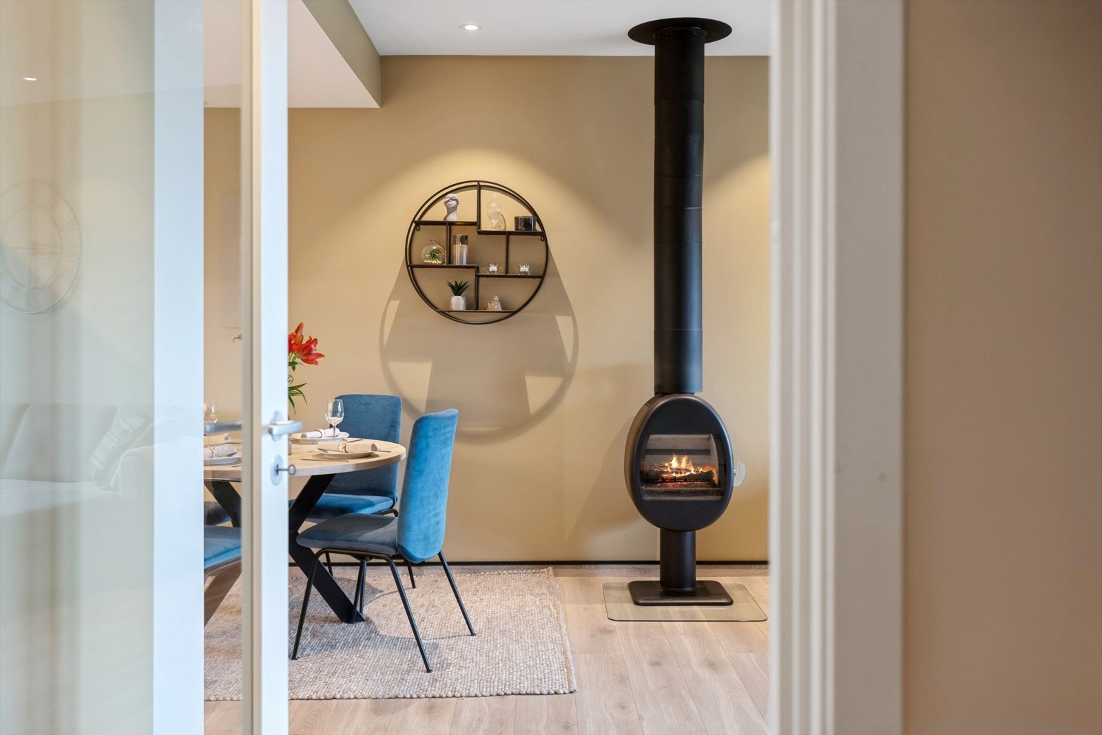 Glassdør fra gang og inn til stue og kjøkken. Vedfyring. Galleribilde