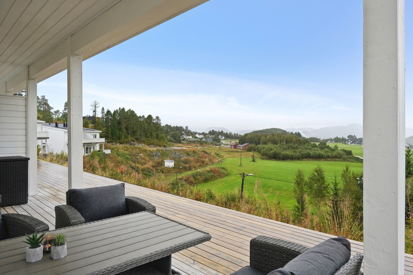 Store deler av terrassen har takoverbygg - Perfekt forlengelse av stuen i sommerhalvåret. Galleribilde