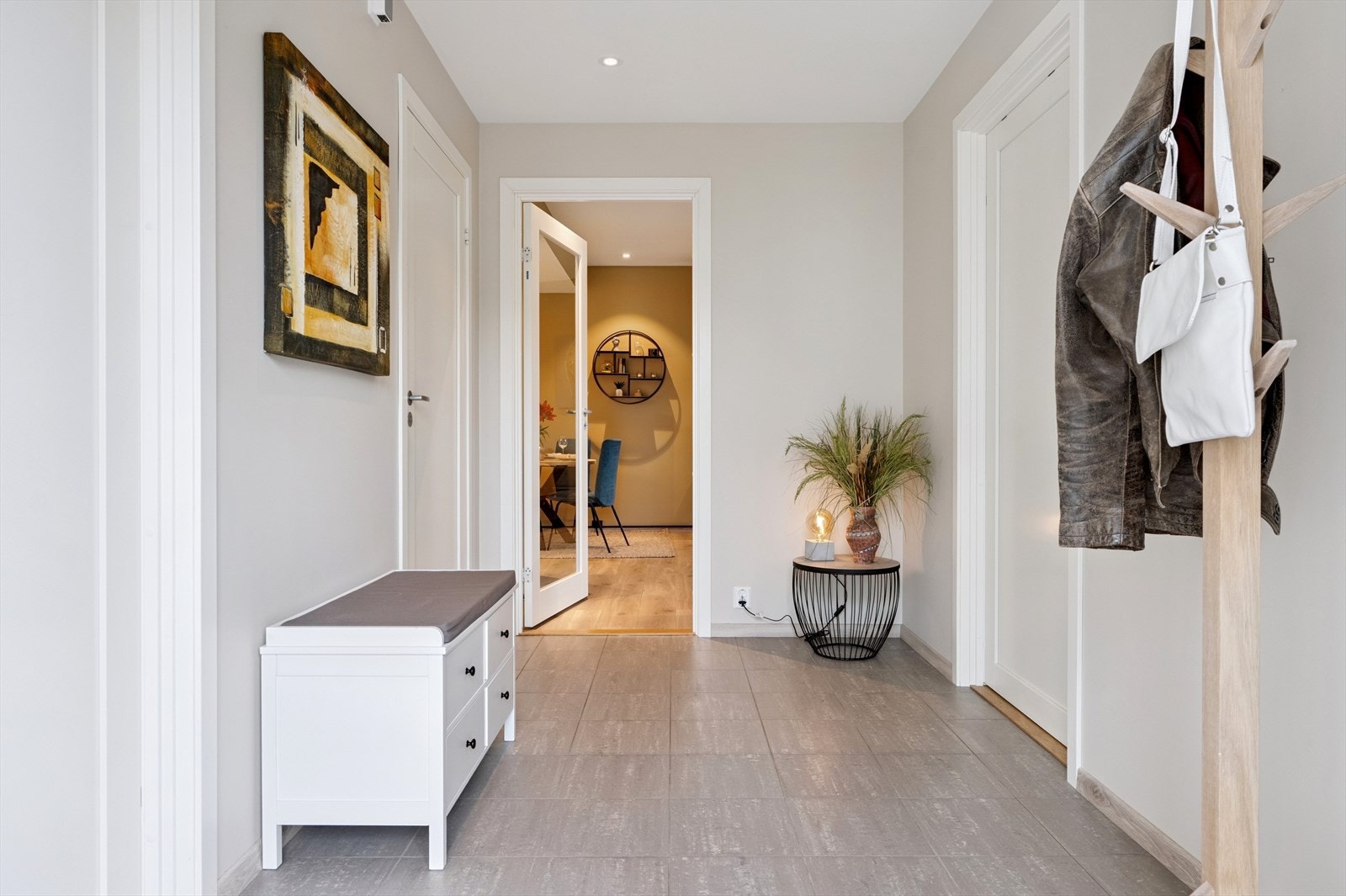 Entré og gang - Varme i alle gulv unntatt på soverom. Galleribilde