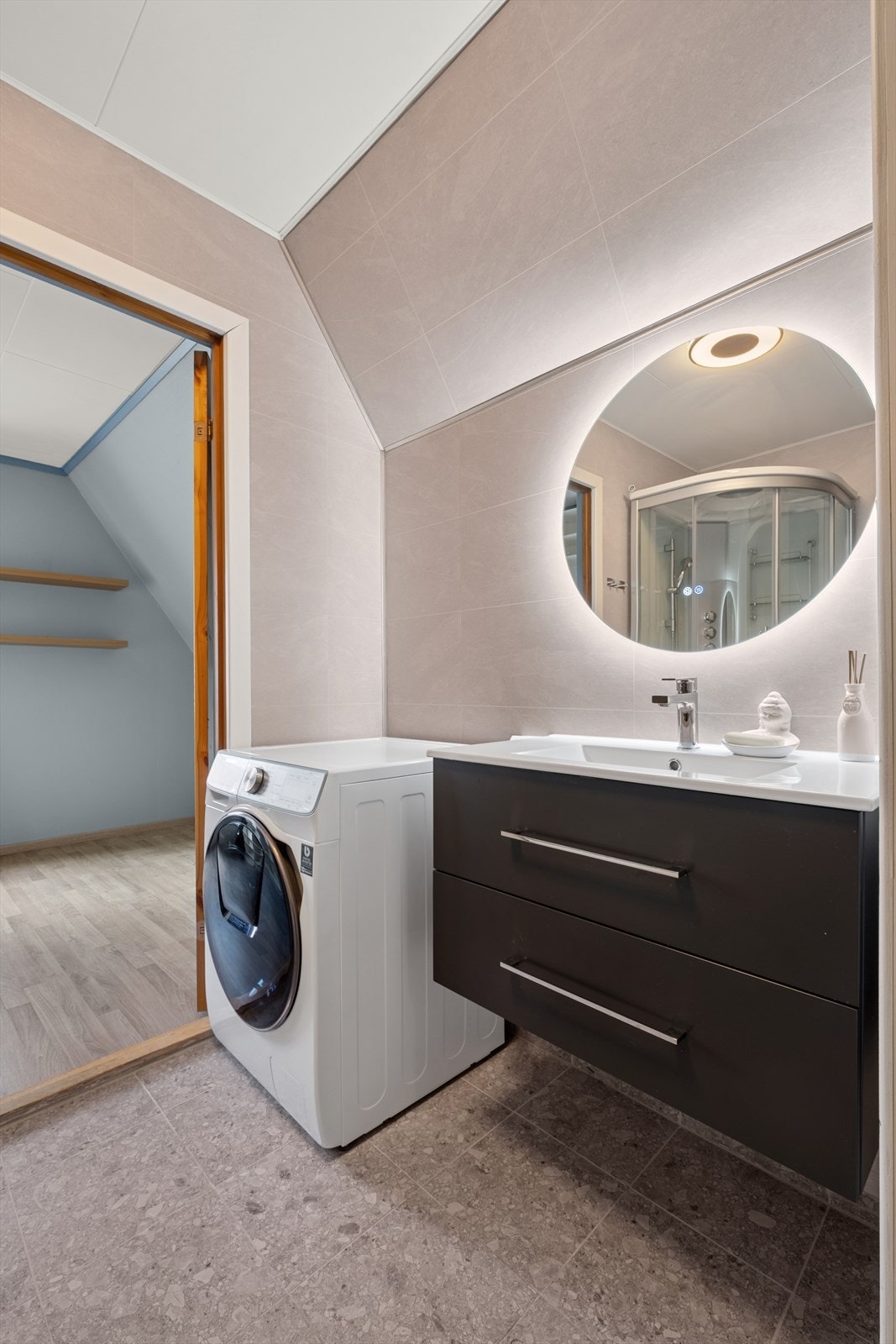 Badet i 2. etasje ble pusset opp i 2020 av ufaglært, og har flislagt gulv, baderomsplater på veggene og panel i taket. Galleribilde