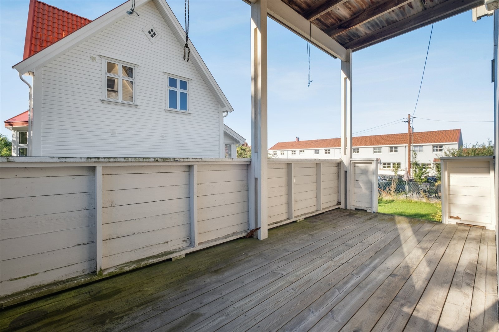 Overbygget veranda med god plass til utemøbler - et flott sted å nyte sommerdagene. Verandaen er ikke byggemeldt, se pkt. "ferdigattest" i salgsoppgaven for mer informasjon. Galleribilde