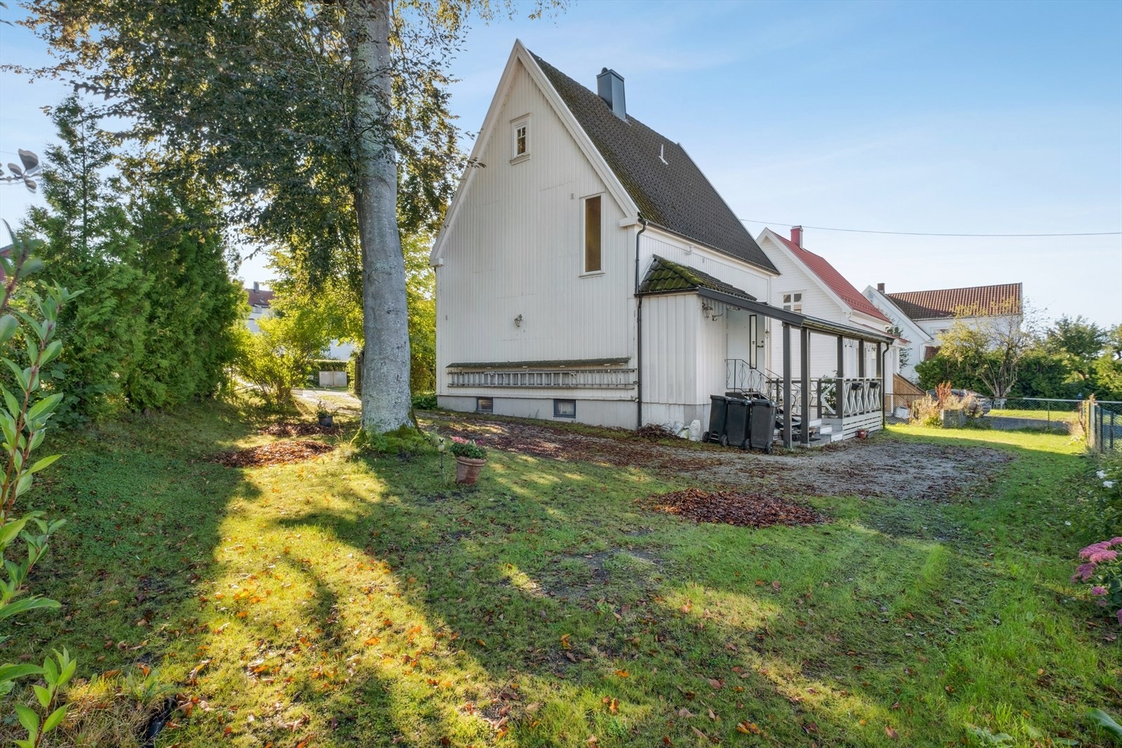 Eiendommen ligger i et etablert og fredelig boligområde, med kort gang- og kjøreavstand til alle nødvendige fasiliteter som butikker, skoler, kollektivtransport og servicetilbud. Galleribilde