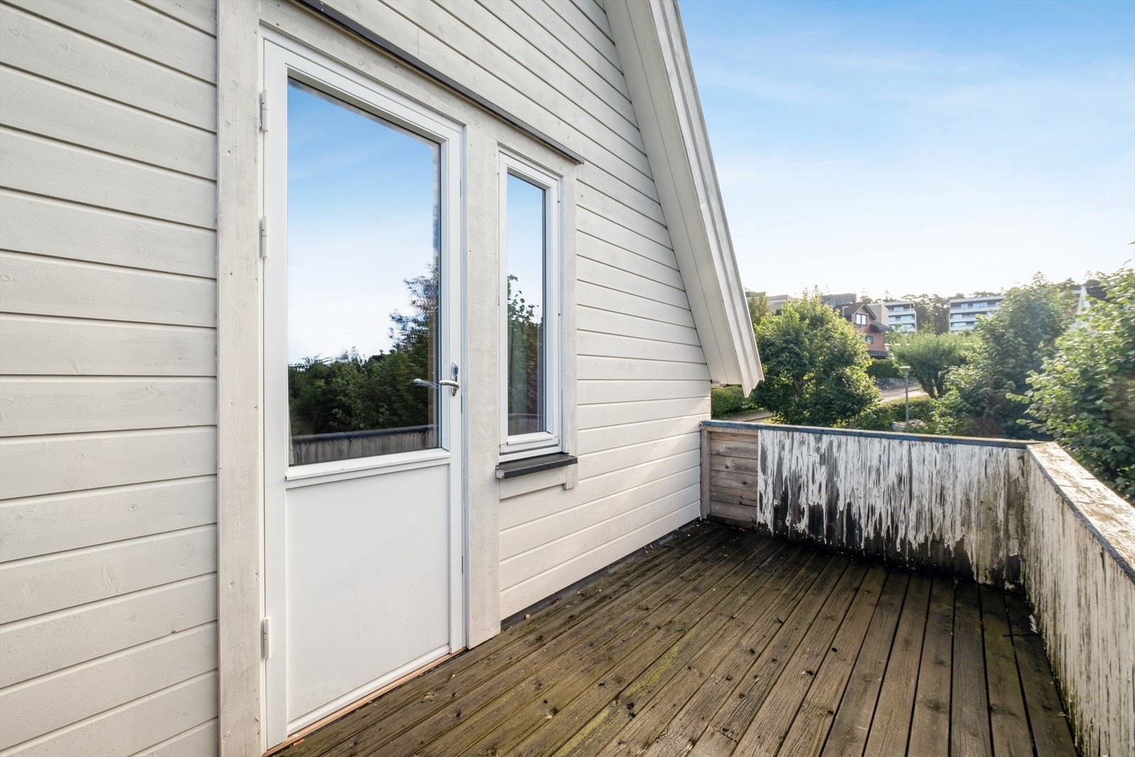 Balkongen måler ca. 7 kvm og byr på gode muligheter for å nyte solrike sommerdager. Galleribilde