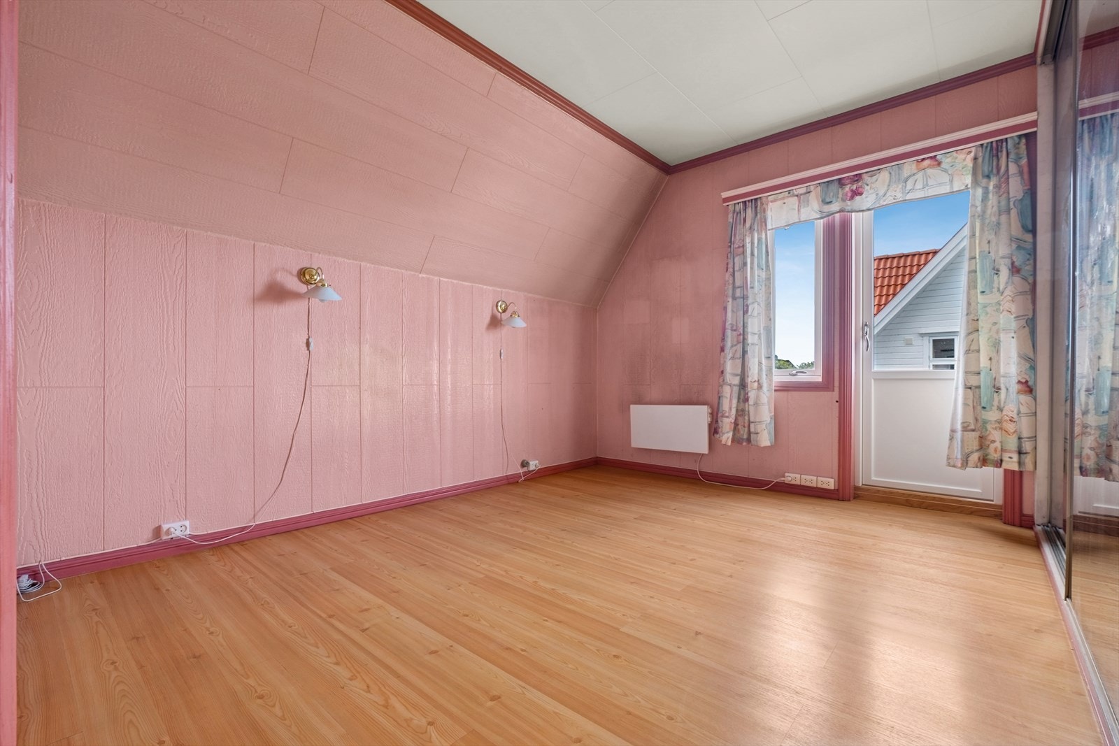 Soverom 4 har utgang til balkong og er utstyrt med en praktisk skyvedørsgarderobe med speilfronter. Galleribilde