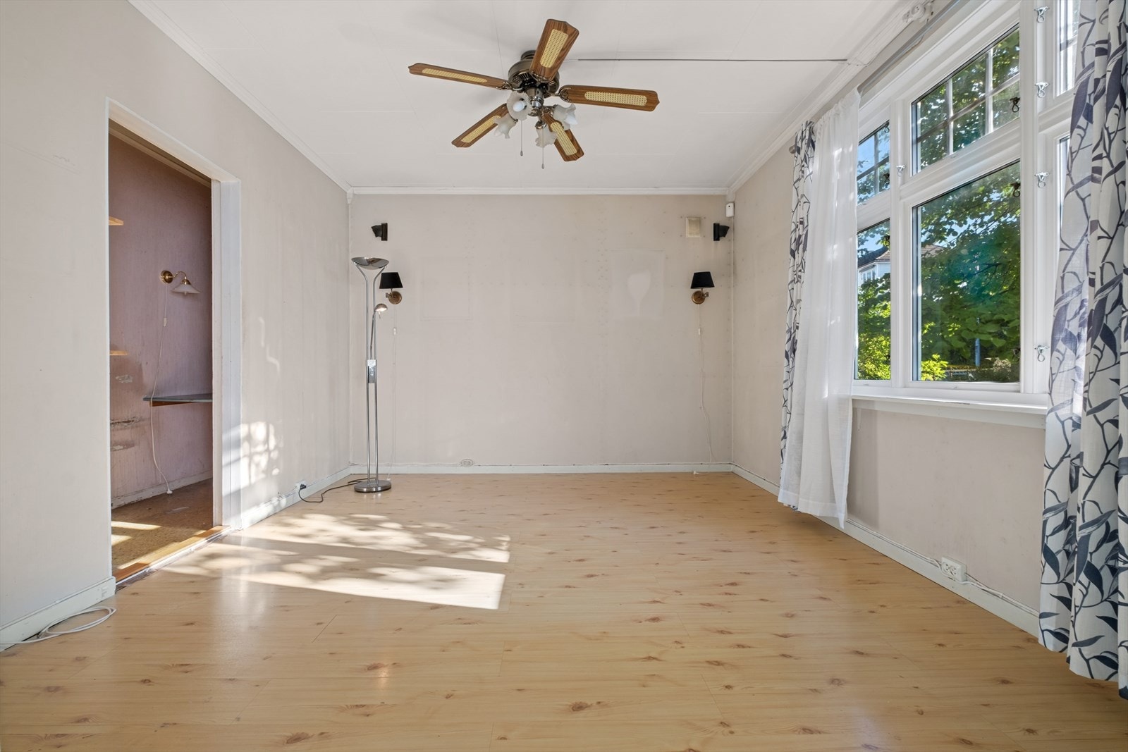 Romslig stue med godt lysinnslipp. Galleribilde